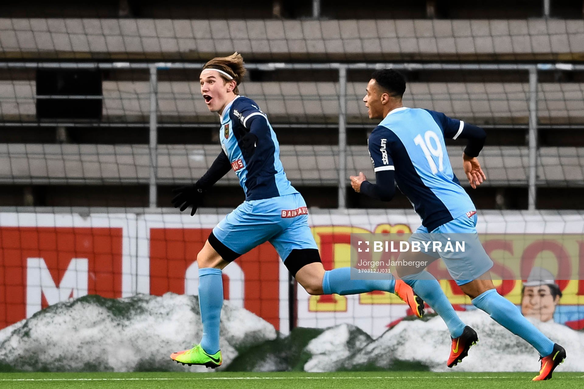 Brommapojkarnas Viktor Gyökeres och Kevin Kabran jublar efter 1-2 under fotbollsmatchen i Svenska Cupen mellan Elfsborg och Brommapojkarna den 12 mars 2017 i Borås.
