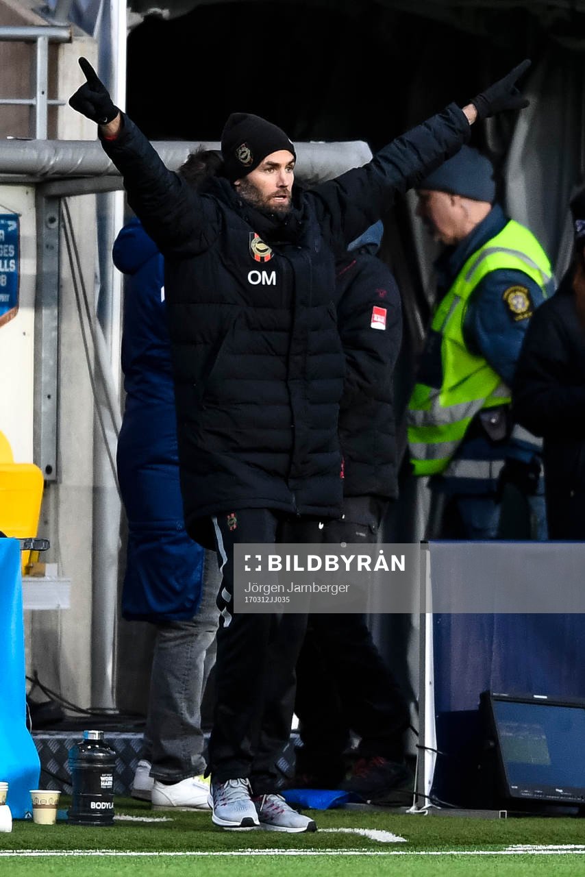Brommapojkarnas tränare Olof Mellberg jublar efter fotbollsmatchen i Svenska Cupen mellan Elfsborg och Brommapojkarna den 12 mars 2017 i Borås.