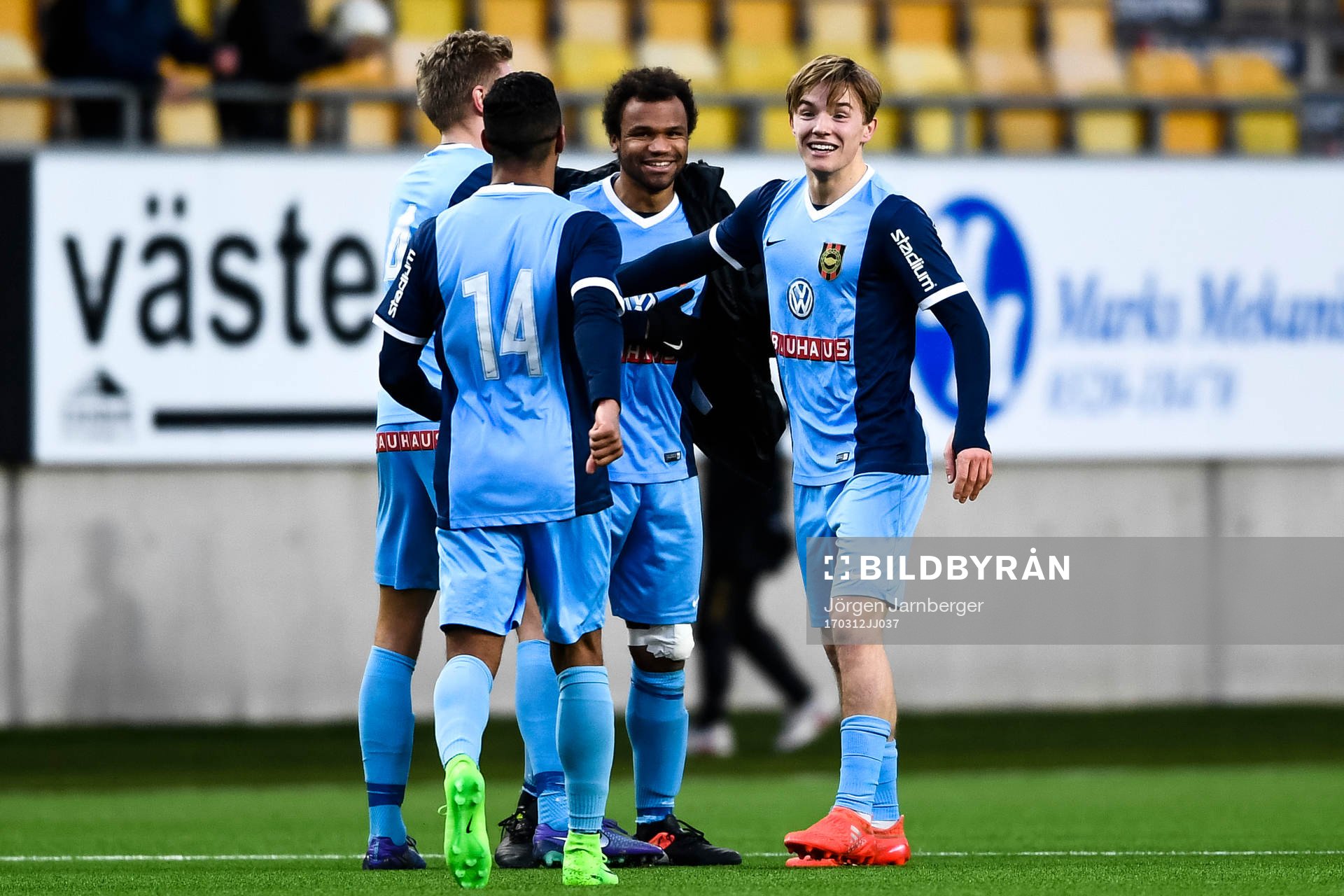 Brommapojkarnas spelare jublar efter fotbollsmatchen i Svenska Cupen mellan Elfsborg och Brommapojkarna den 12 mars 2017 i Borås.
