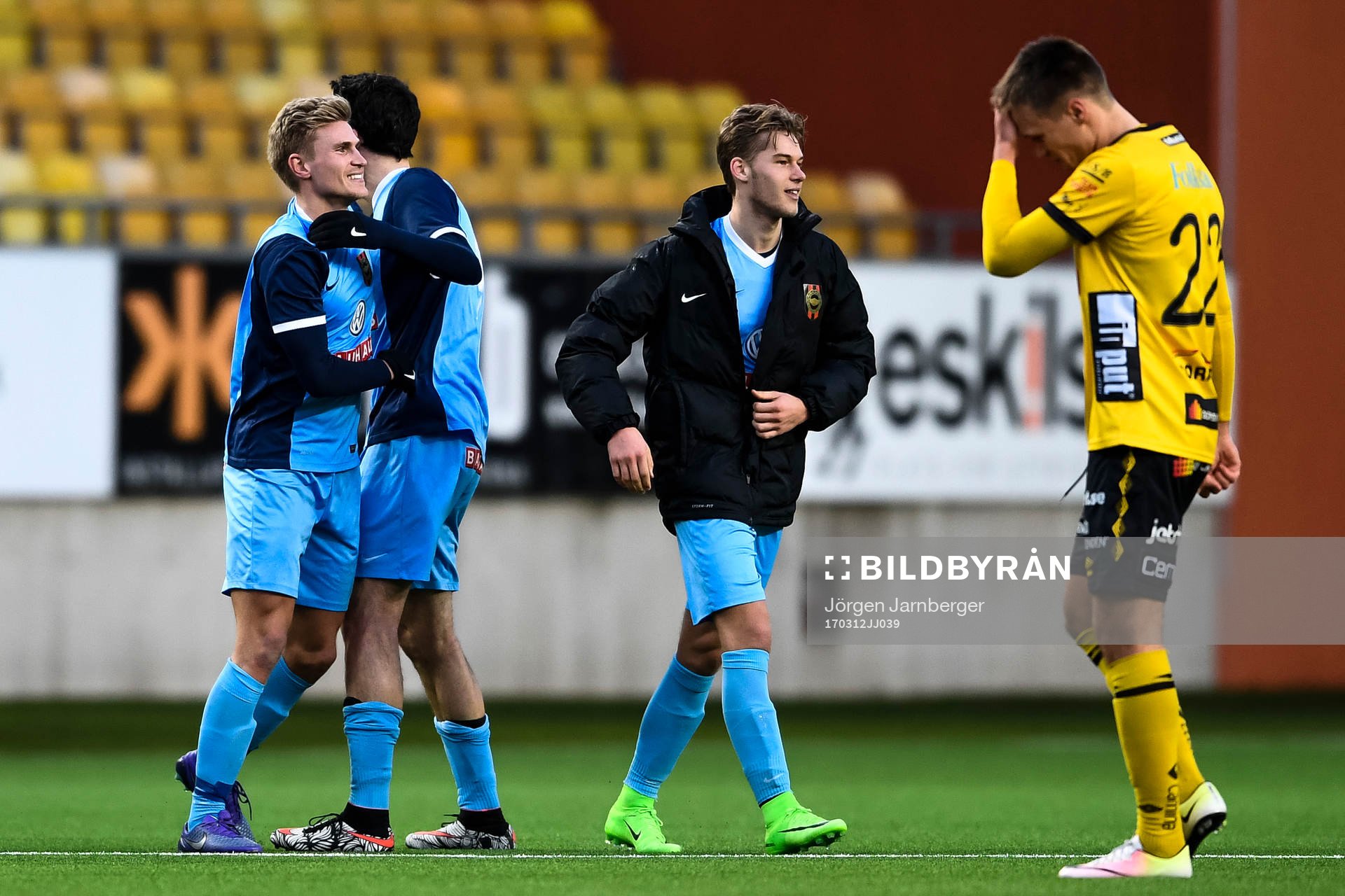 Brommapojkarnas spelare jublar och Elfsborgs Viktor Prodell
