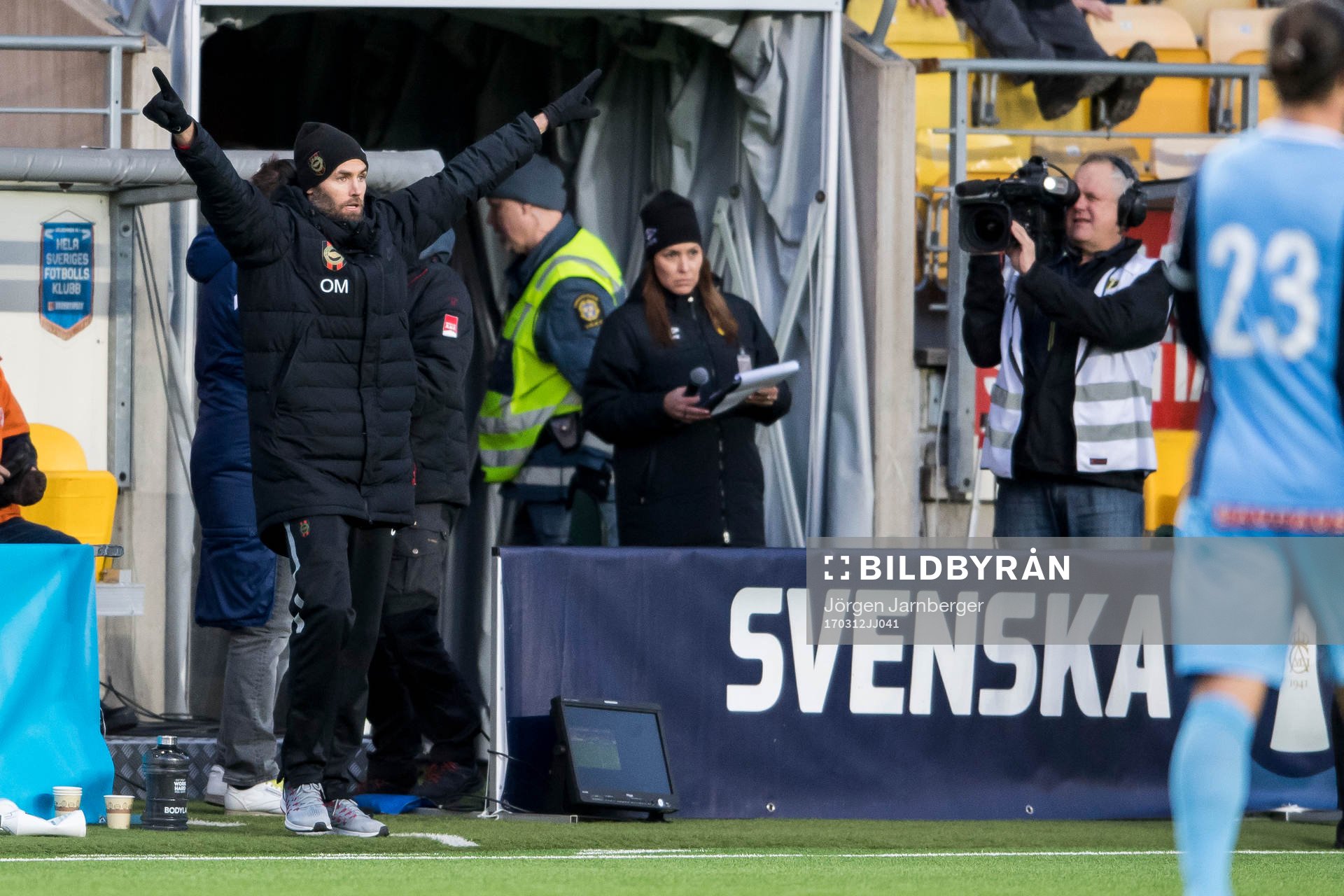 Brommapojkarnas tränare Olof Mellberg jublar