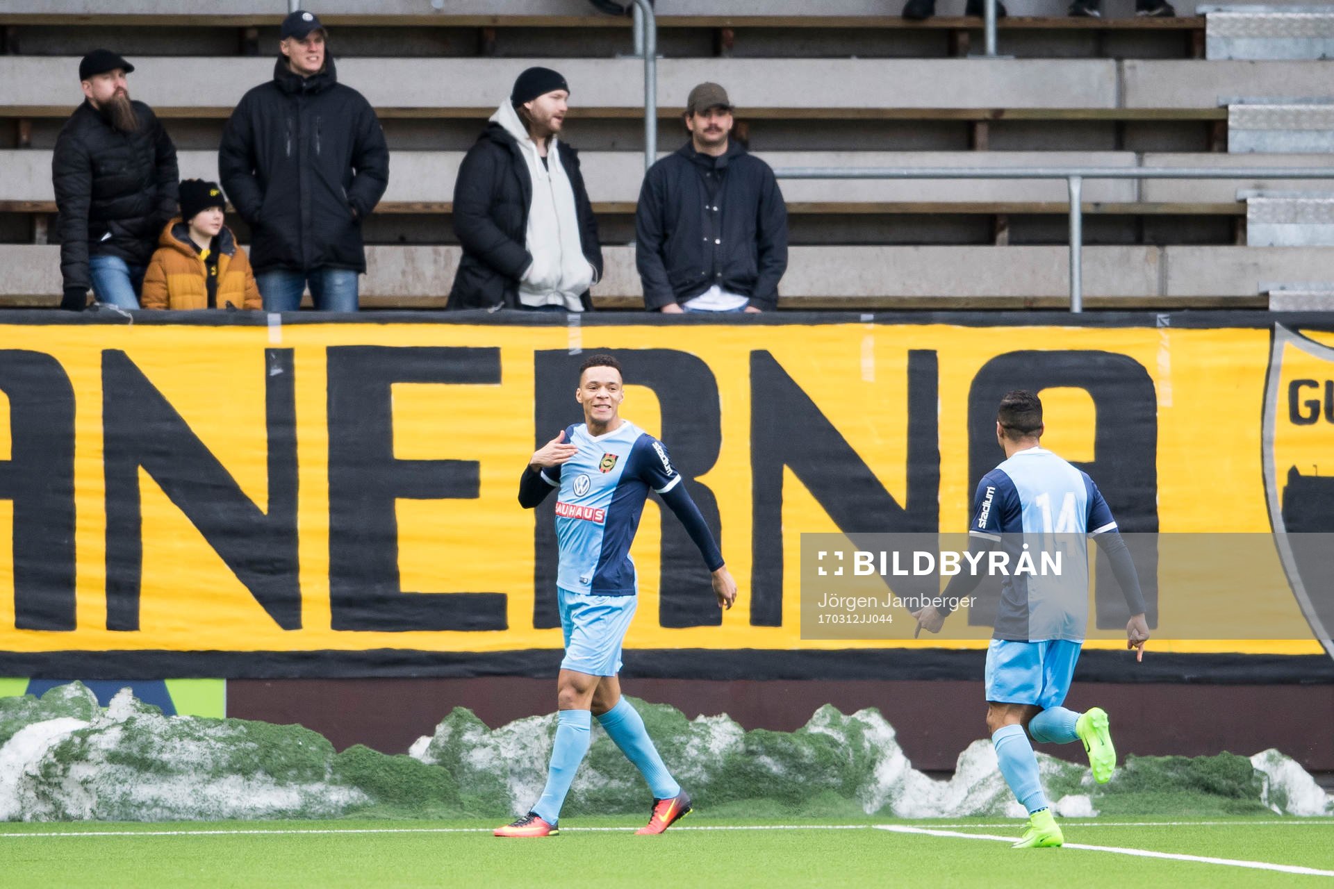 Brommapojkarnas Kevin Kabran jublar