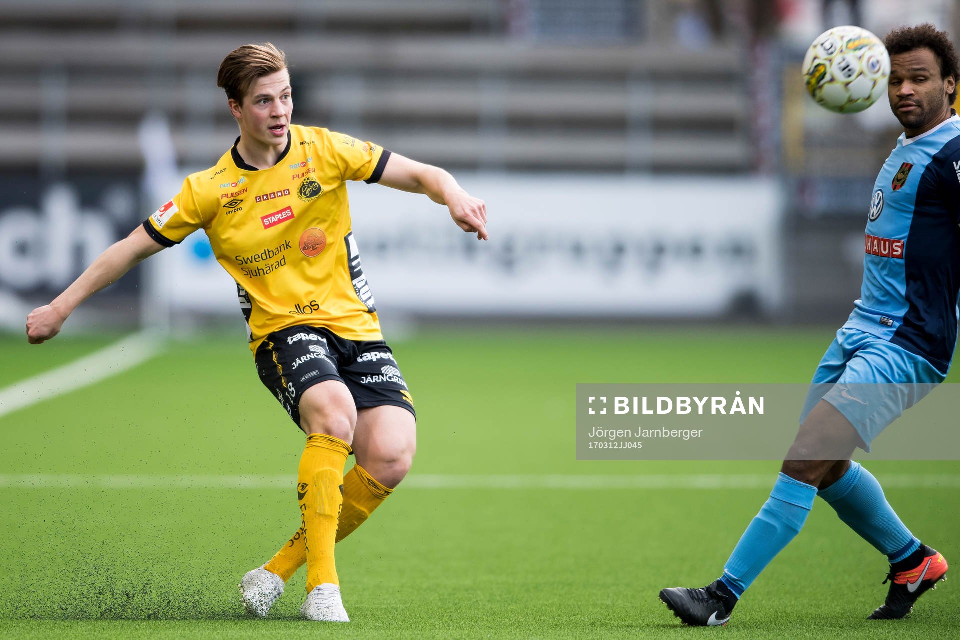 Elfsborgs Simon Olsson och Brommapojkarnas Serge-Junior