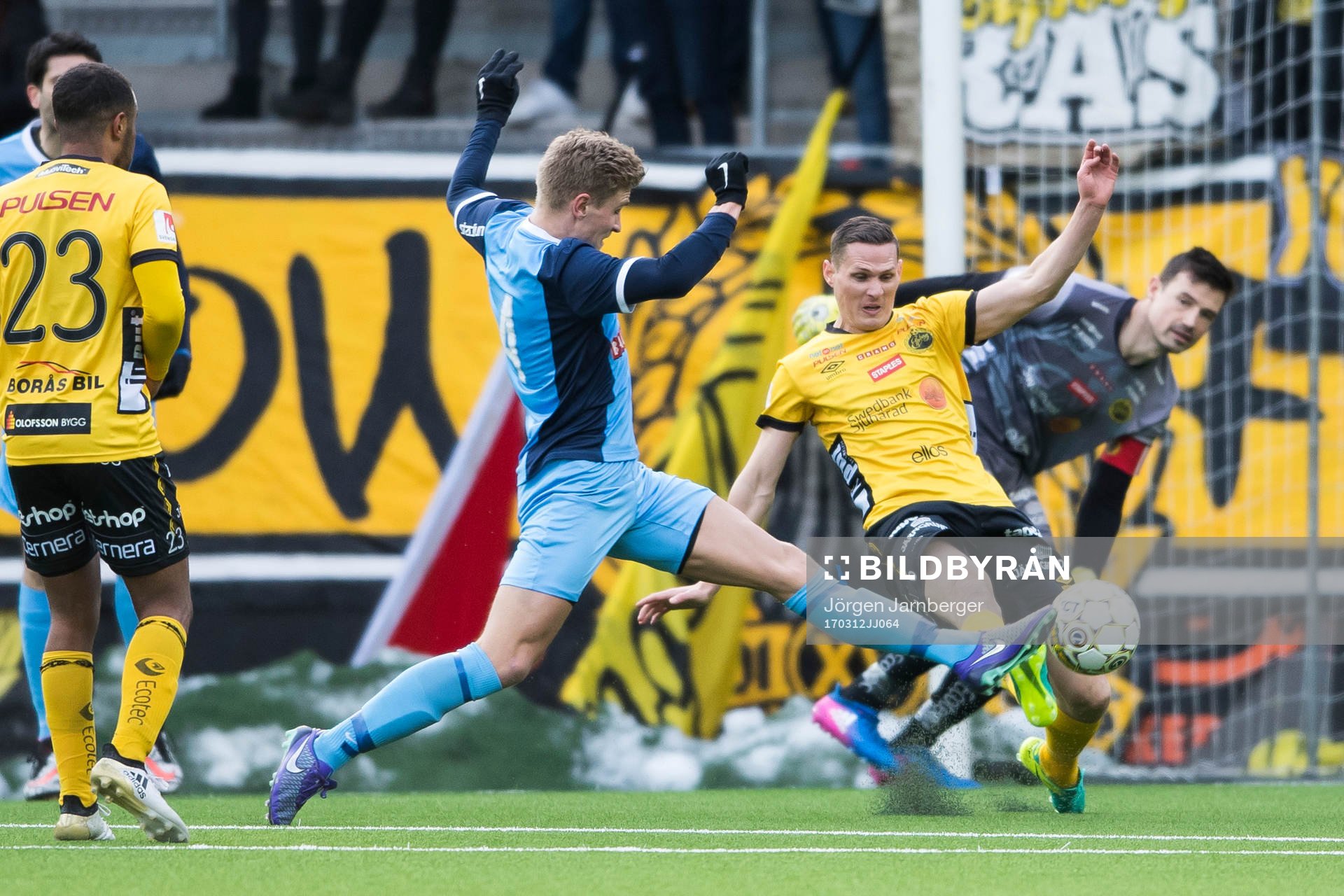 Brommapojkarnas Carl Starfelt och Elfsborgs Jon Jönsson i
