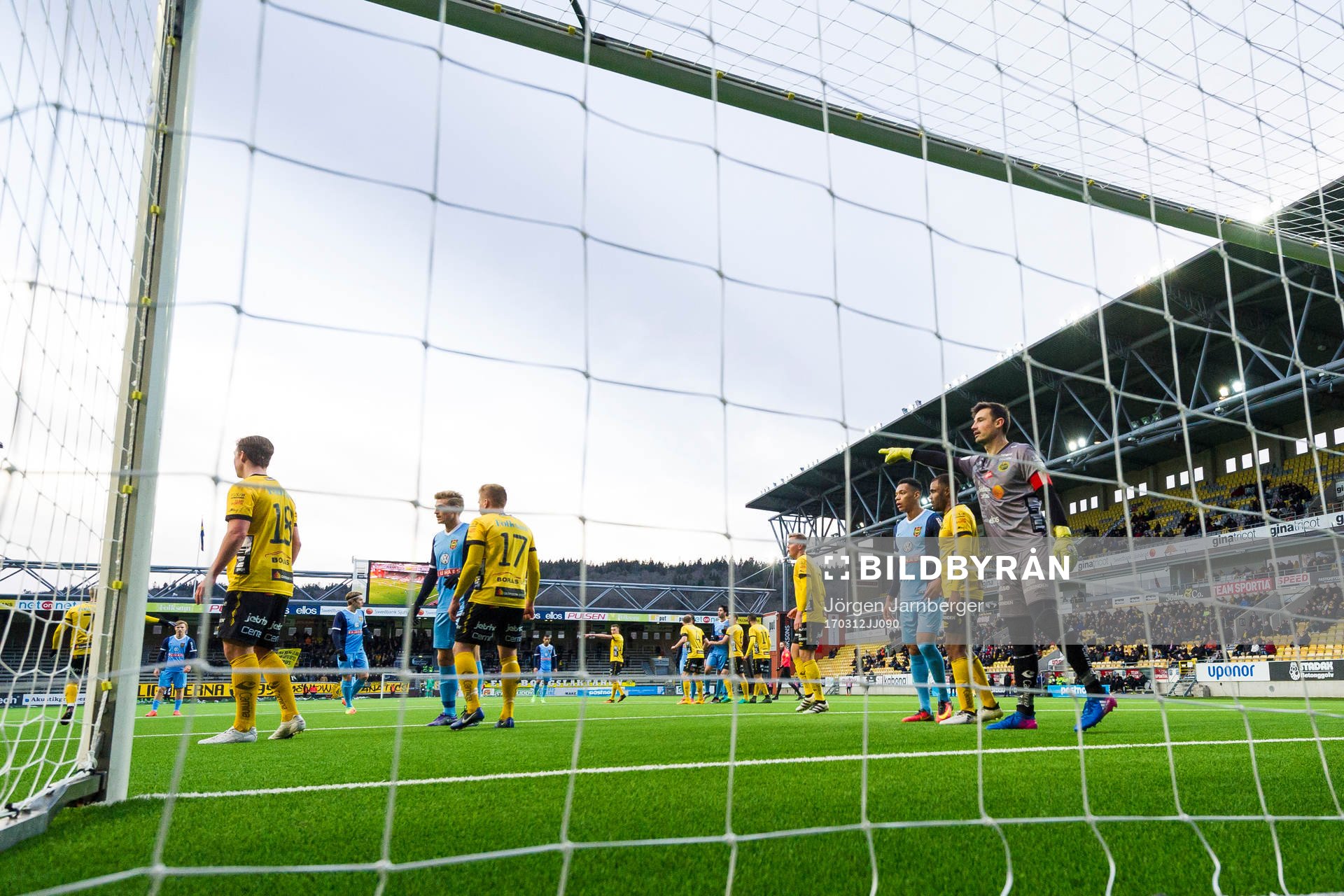 Elfsborgs målvakt Kevin Stuhr Ellegaard dirigerar