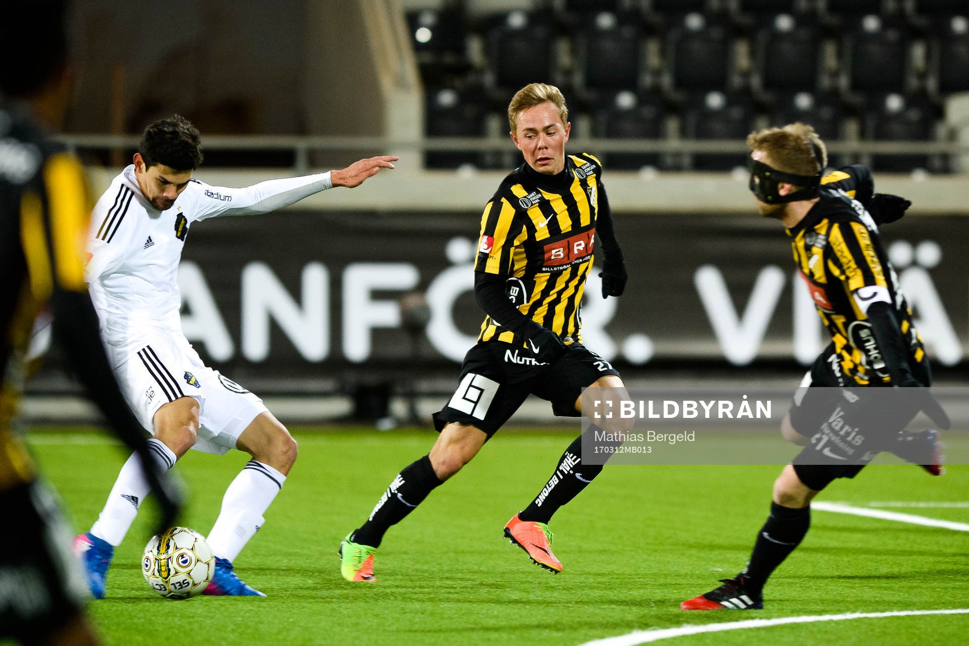 s Jesper Nyholm i kamp mot Häckens Rasmus Lindgren oh Joel