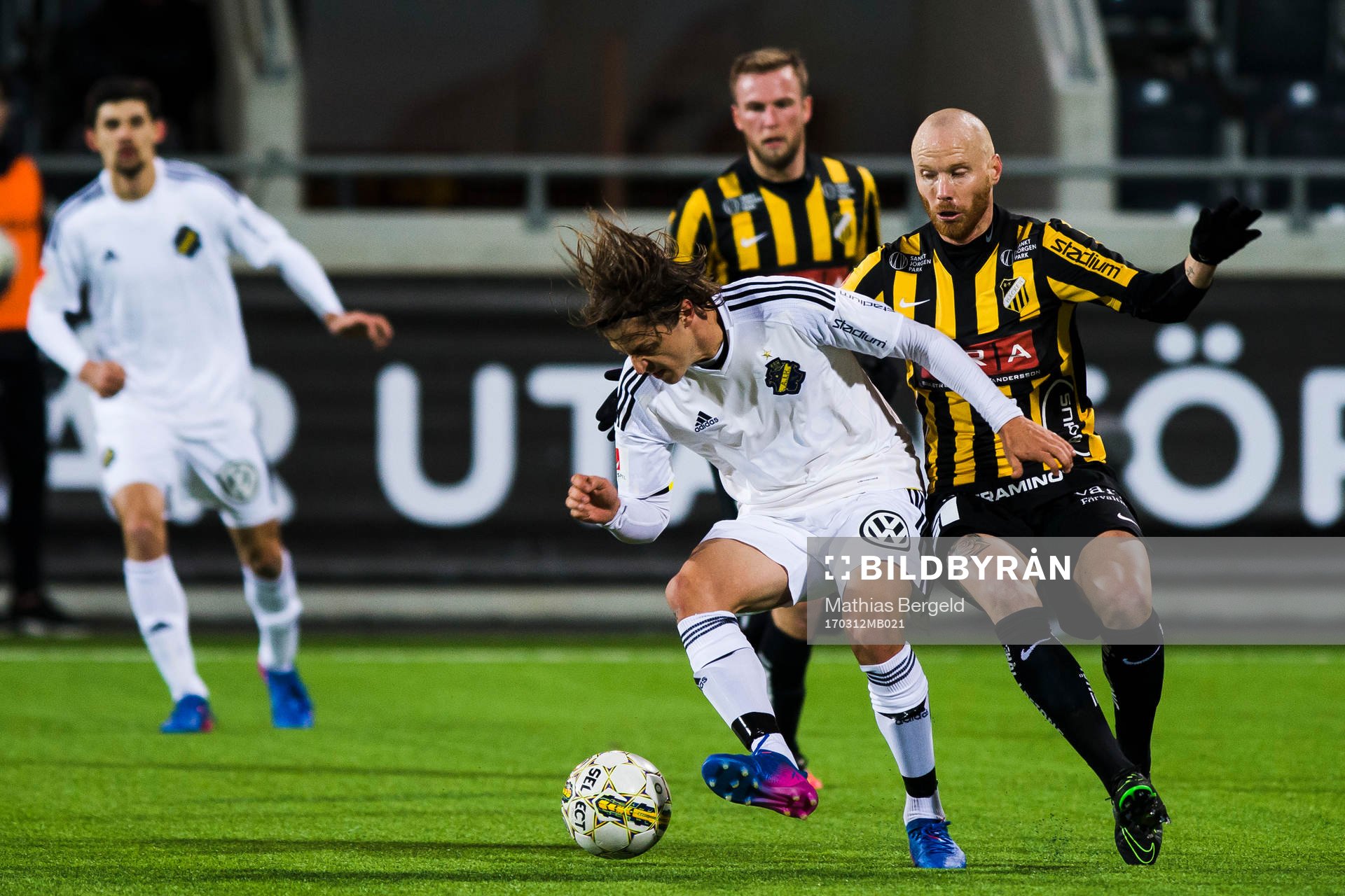 s Simon Thern i kamp om bollen med Häckens Alexander