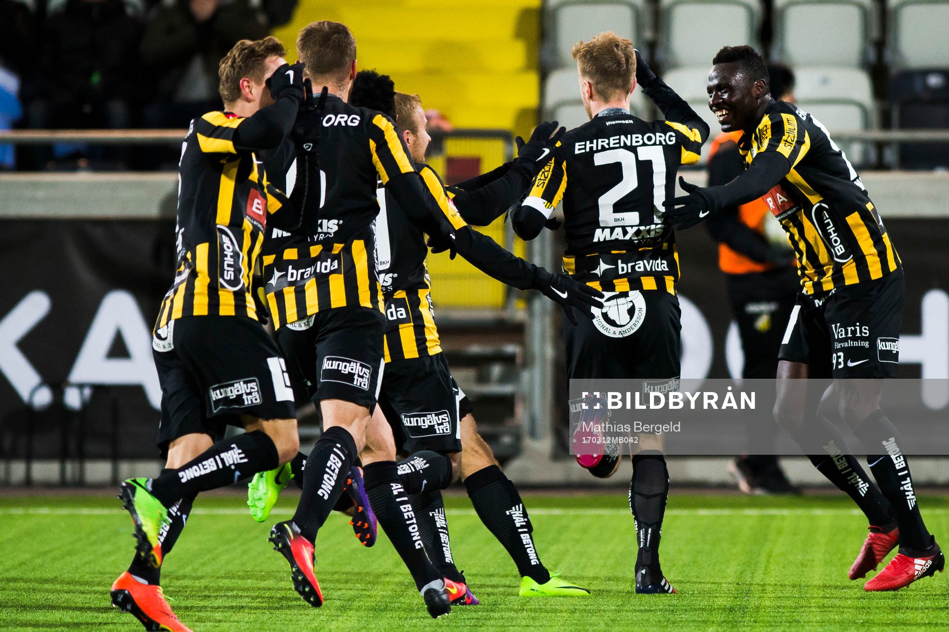 Rasmus Lindgren jublar med Alhassan Kamara och lagkamrater