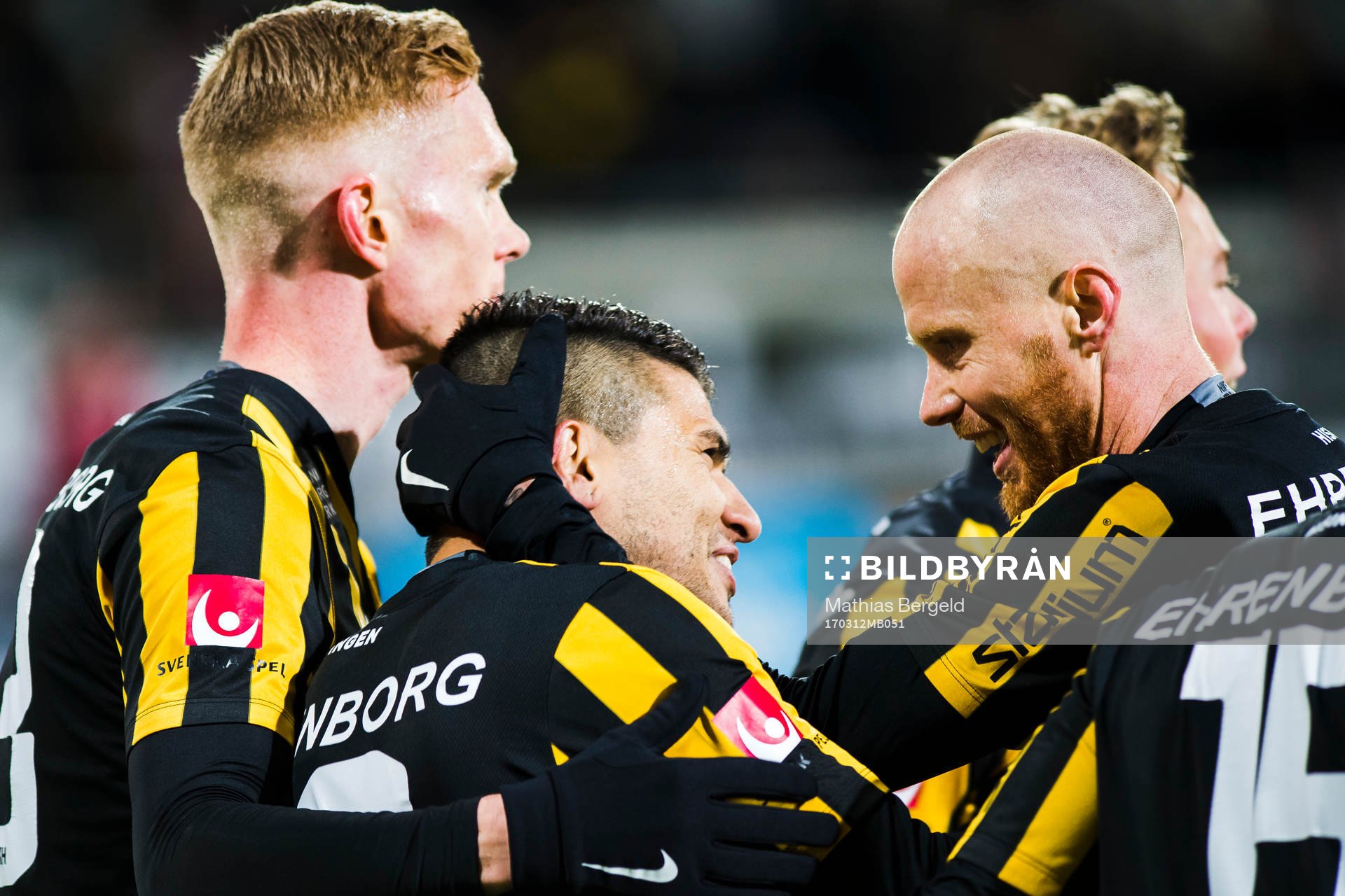 Häckens Paulinho jublar med David Engström och Alexander