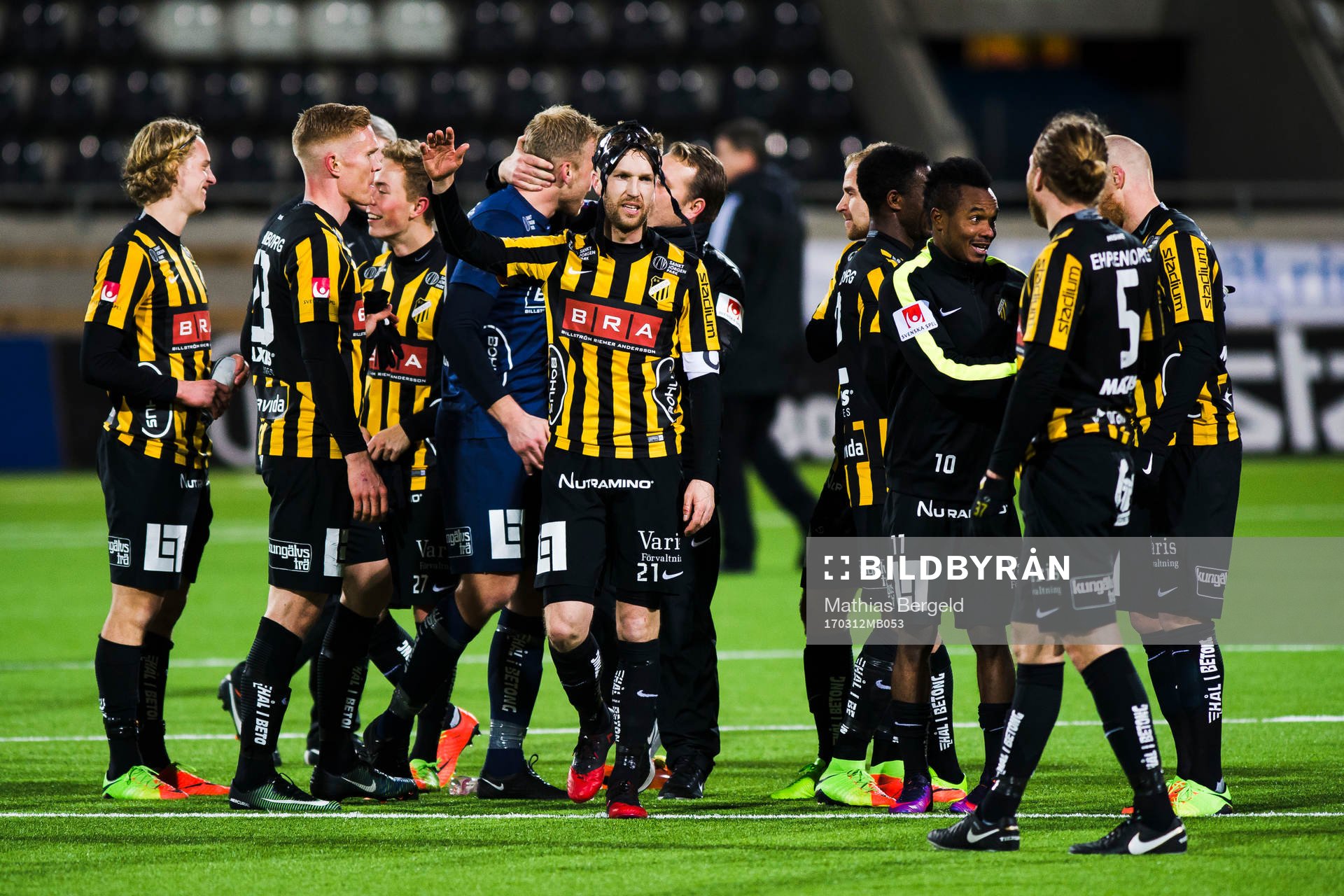 Häckens spelar jublar