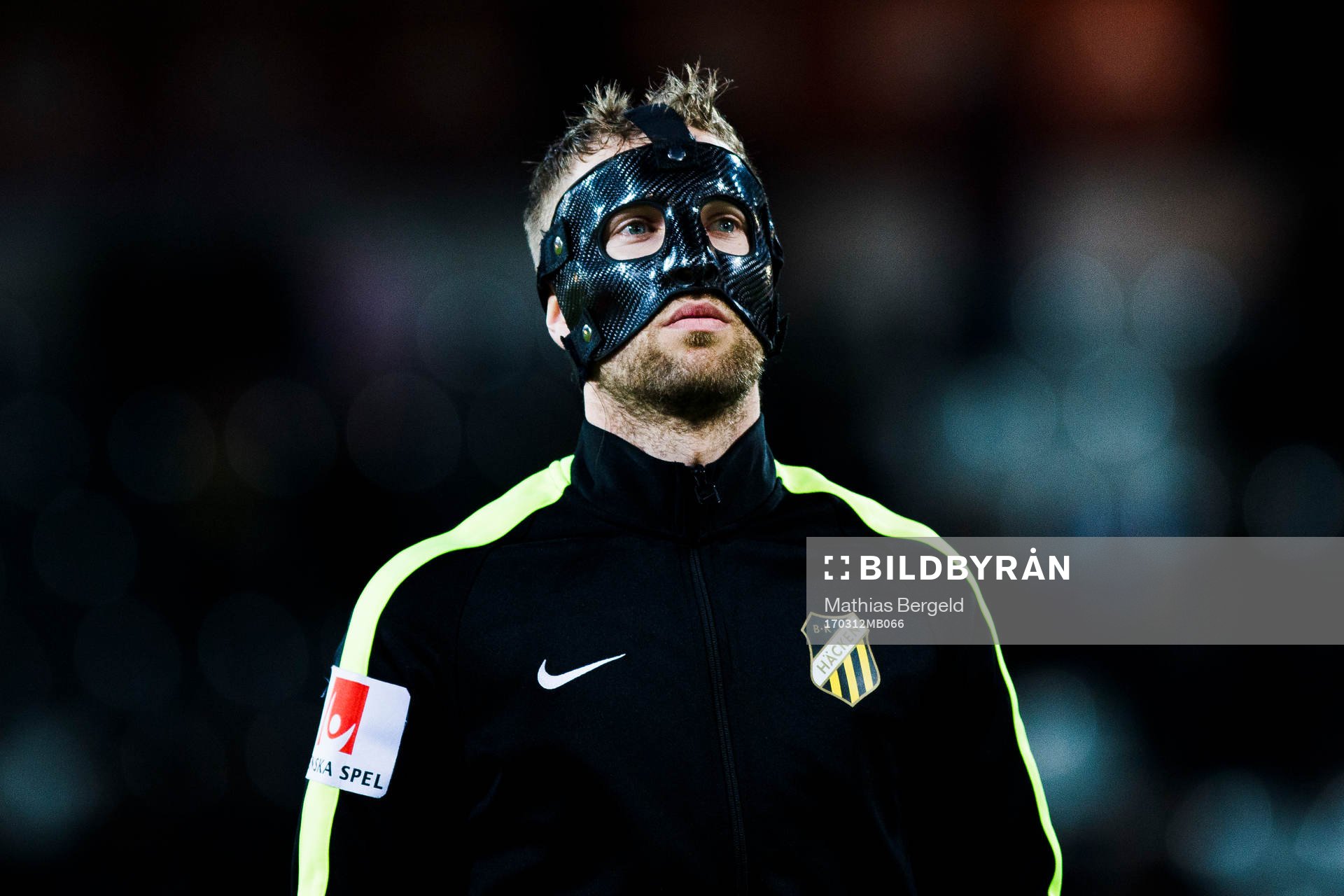Häckens Rasmus Lindgren med sin ansiktsmask
