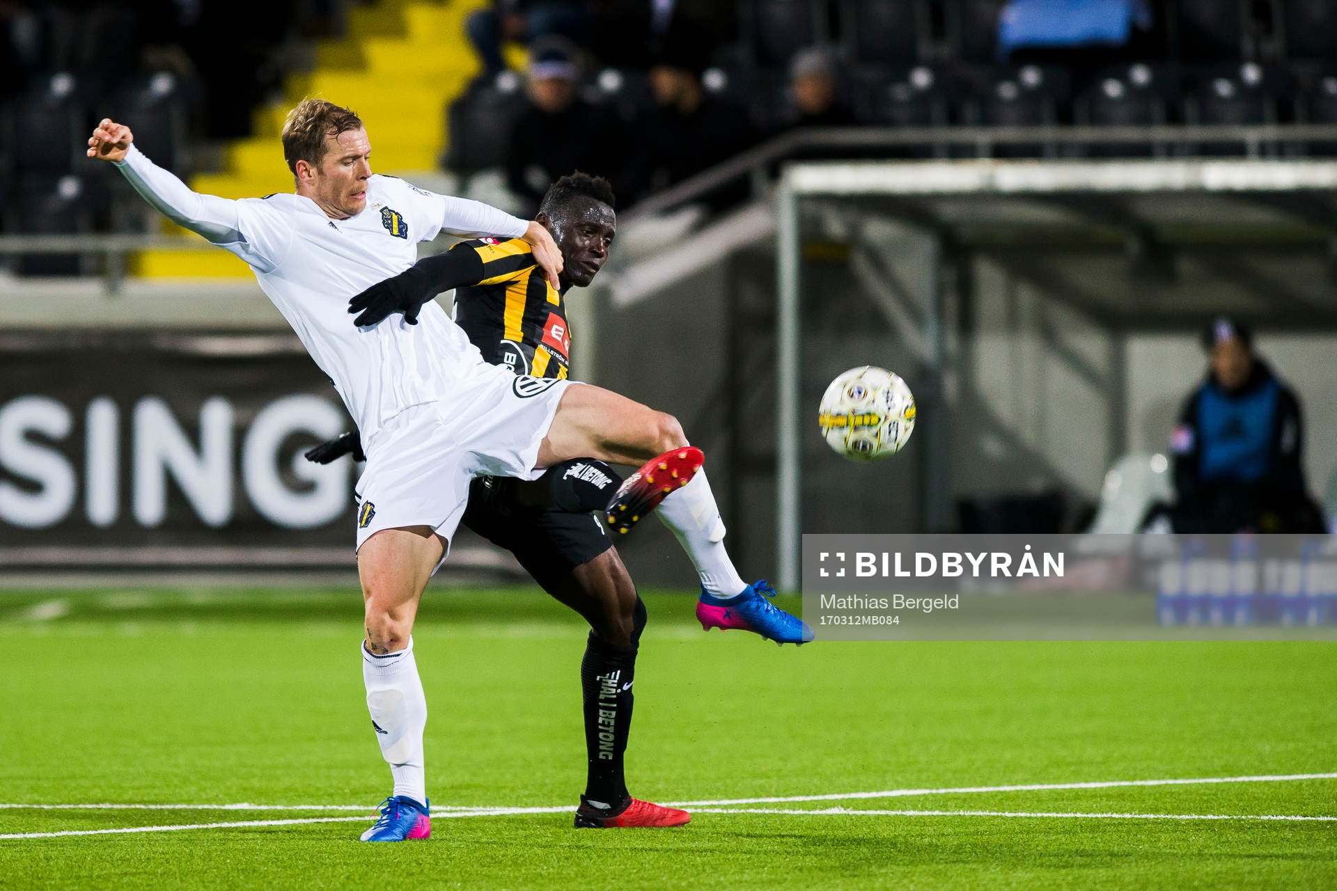 s Per Karlsson och Häckens Alhassan Kamara i kamp om bollen