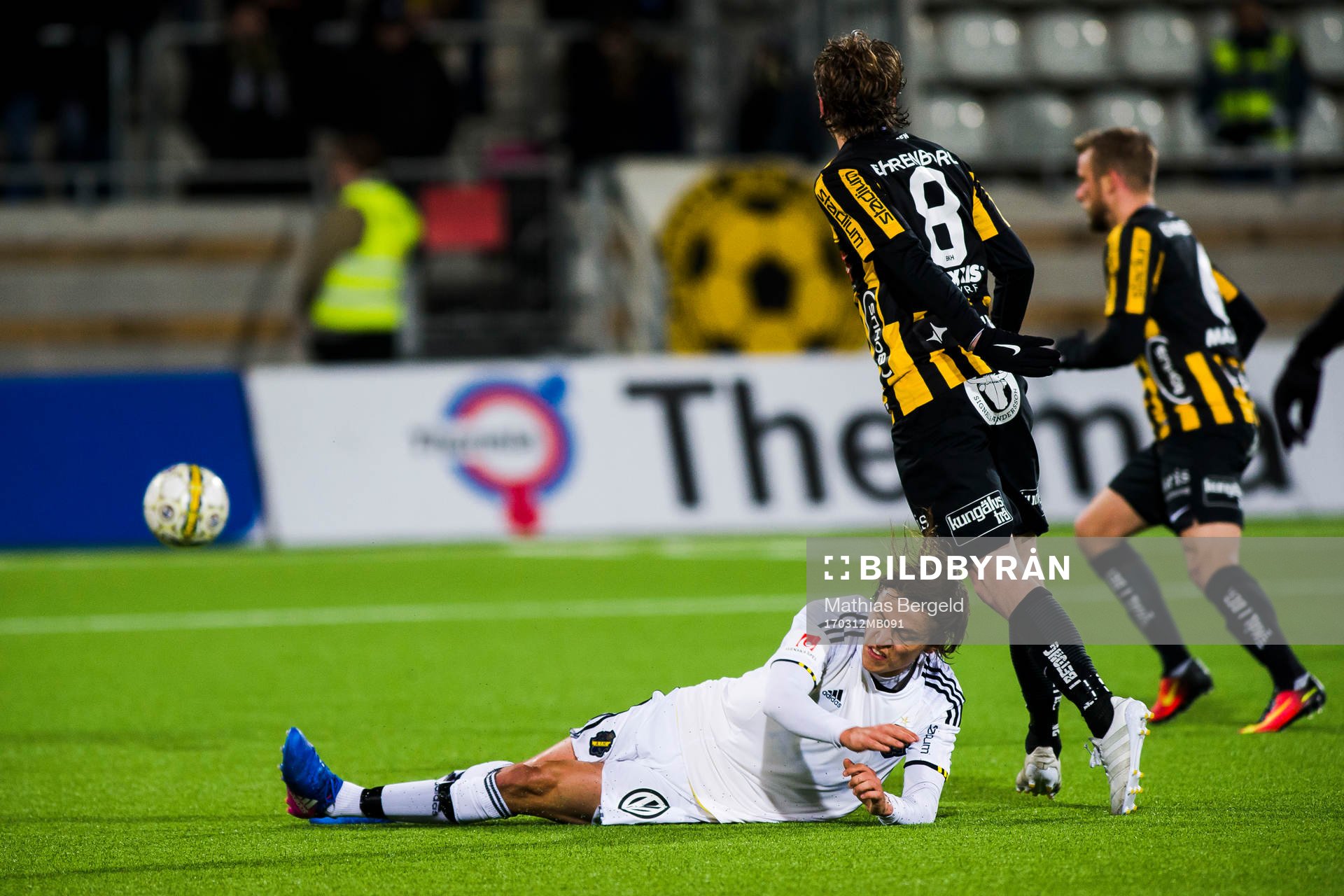 s Simon Thern ligger ner