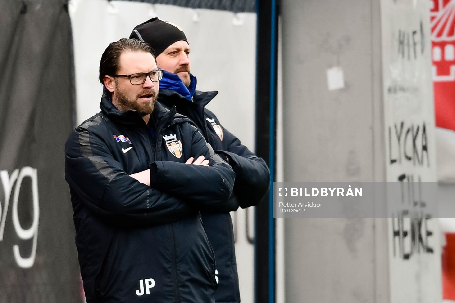 Kristianstads tränare Joakim Persson och tränare Anders Swahnunder en träningsmatch i fotboll mellan Helsingborg och Kristianstad den 12 mars 2017 i Helsingborg.