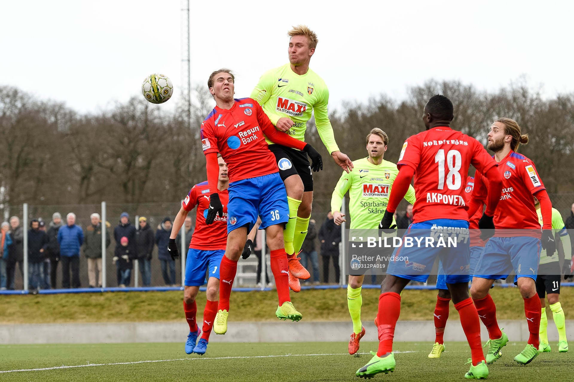 Helsingborgs Charlie Weberg och Kristianstads Oliver Ekroth under en träningsmatch i fotboll mellan Helsingborg och Kristianstad den 12 mars 2017 i Helsingborg.