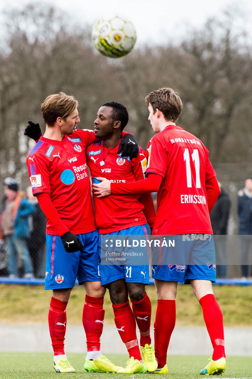 Helsingborgs Martin Christensen och Adam Eriksson klappar