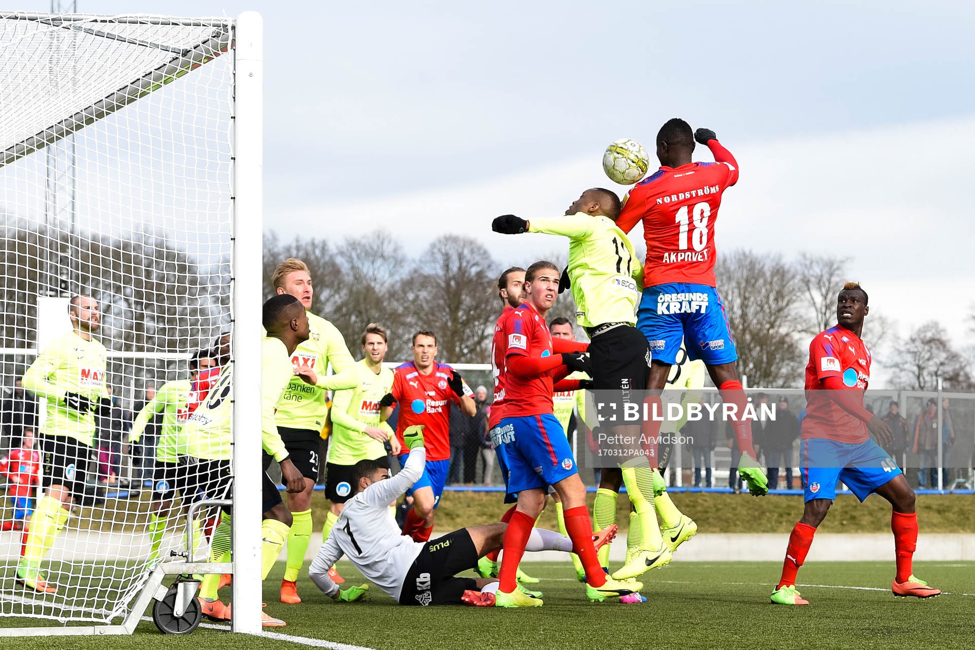 Helsingborgs Oke Akpoveta  och Kristianstads Antonio Rojas
