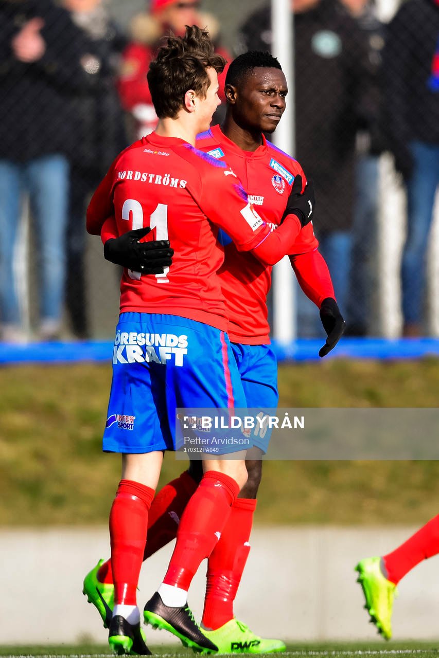 Helsingborgs Oke Akpoveta och Alex Timossi Andersson jublar efter 2-0 under en träningsmatch i fotboll mellan Helsingborg och Kristianstad den 12 mars 2017 i Helsingborg.