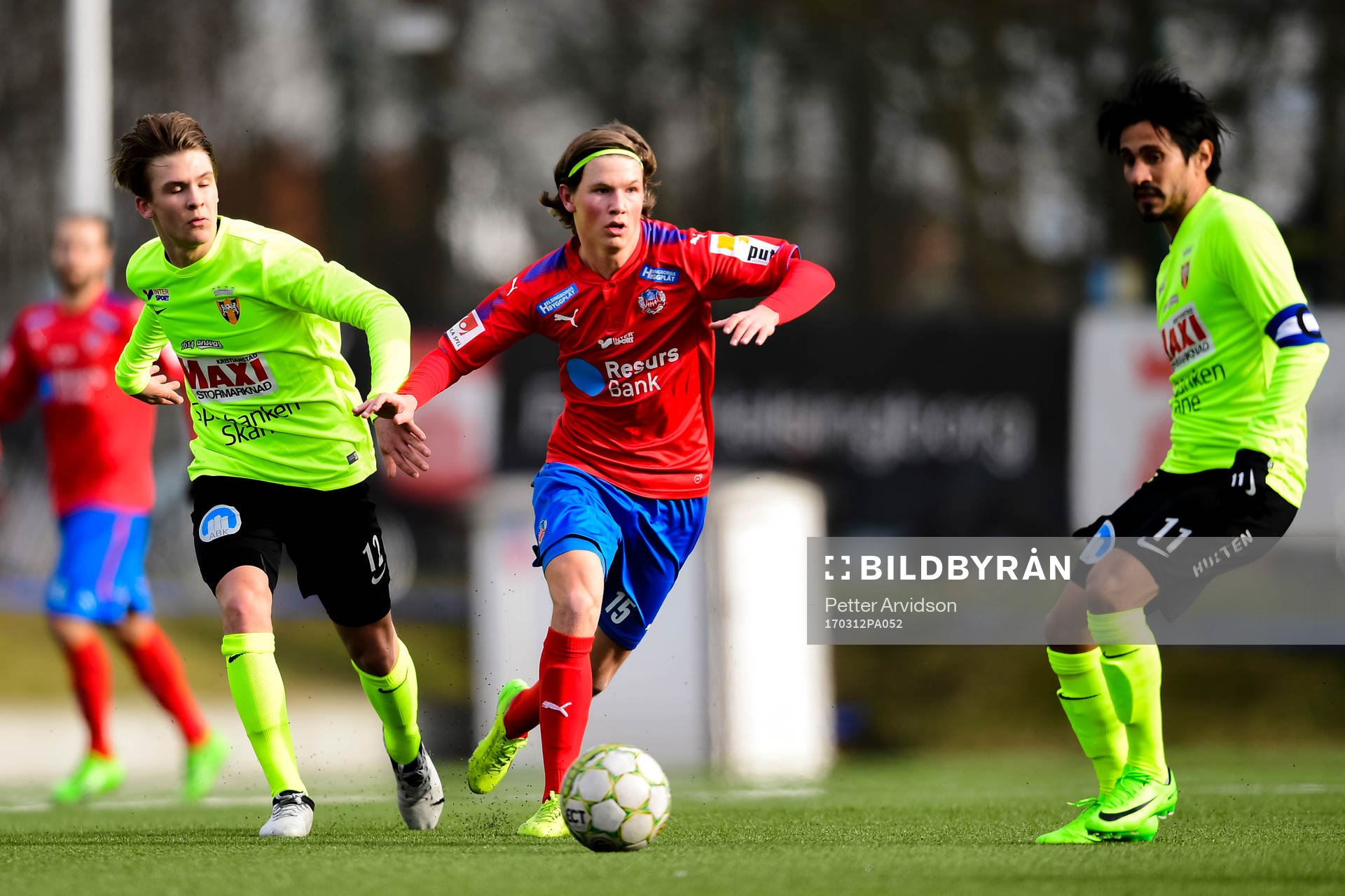 Helsingborgs Max Svensson och Kristianstads  Antonio Rojas