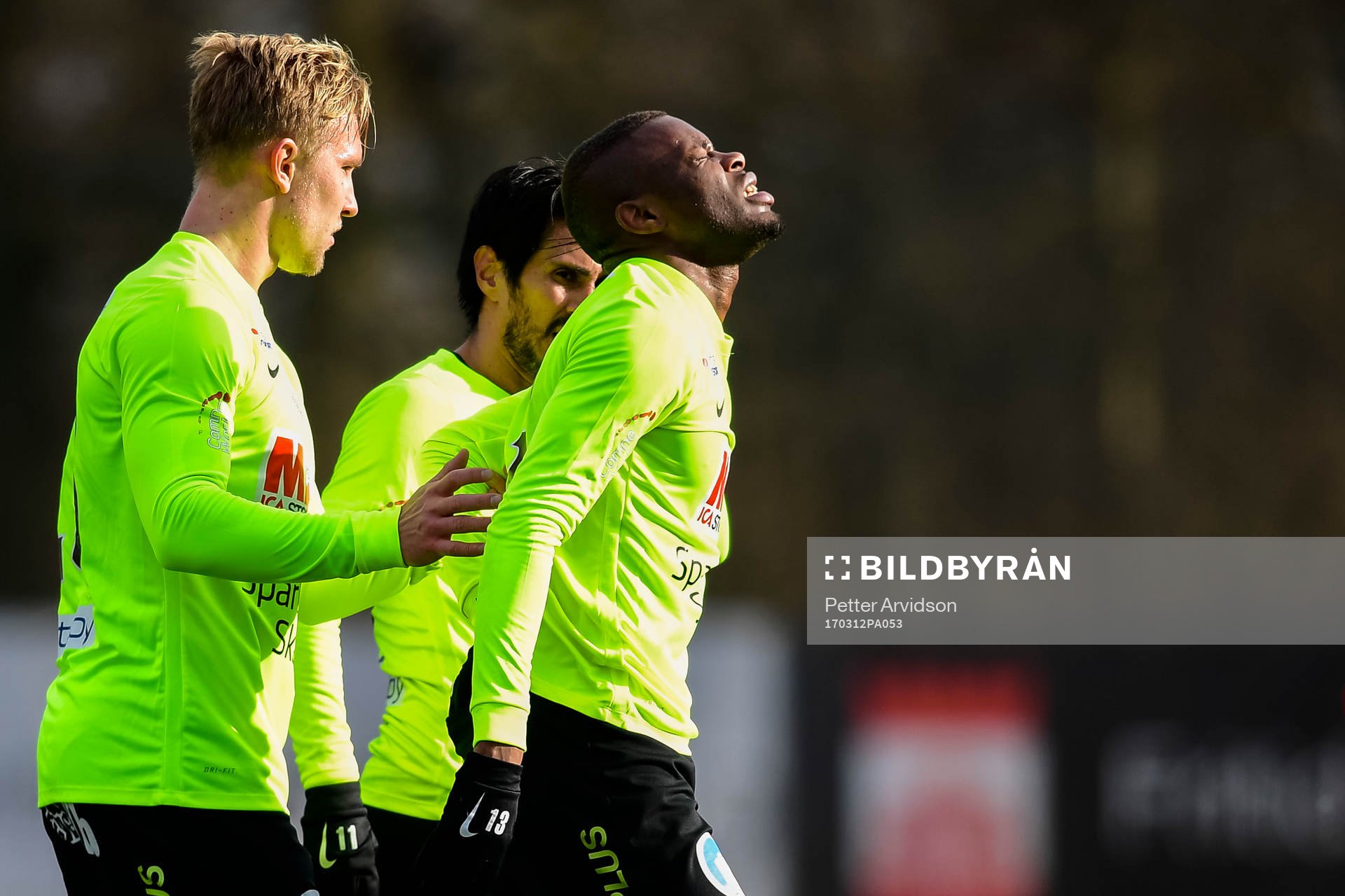 Kristianstads Saikou Jawneh lämnar planen skadad