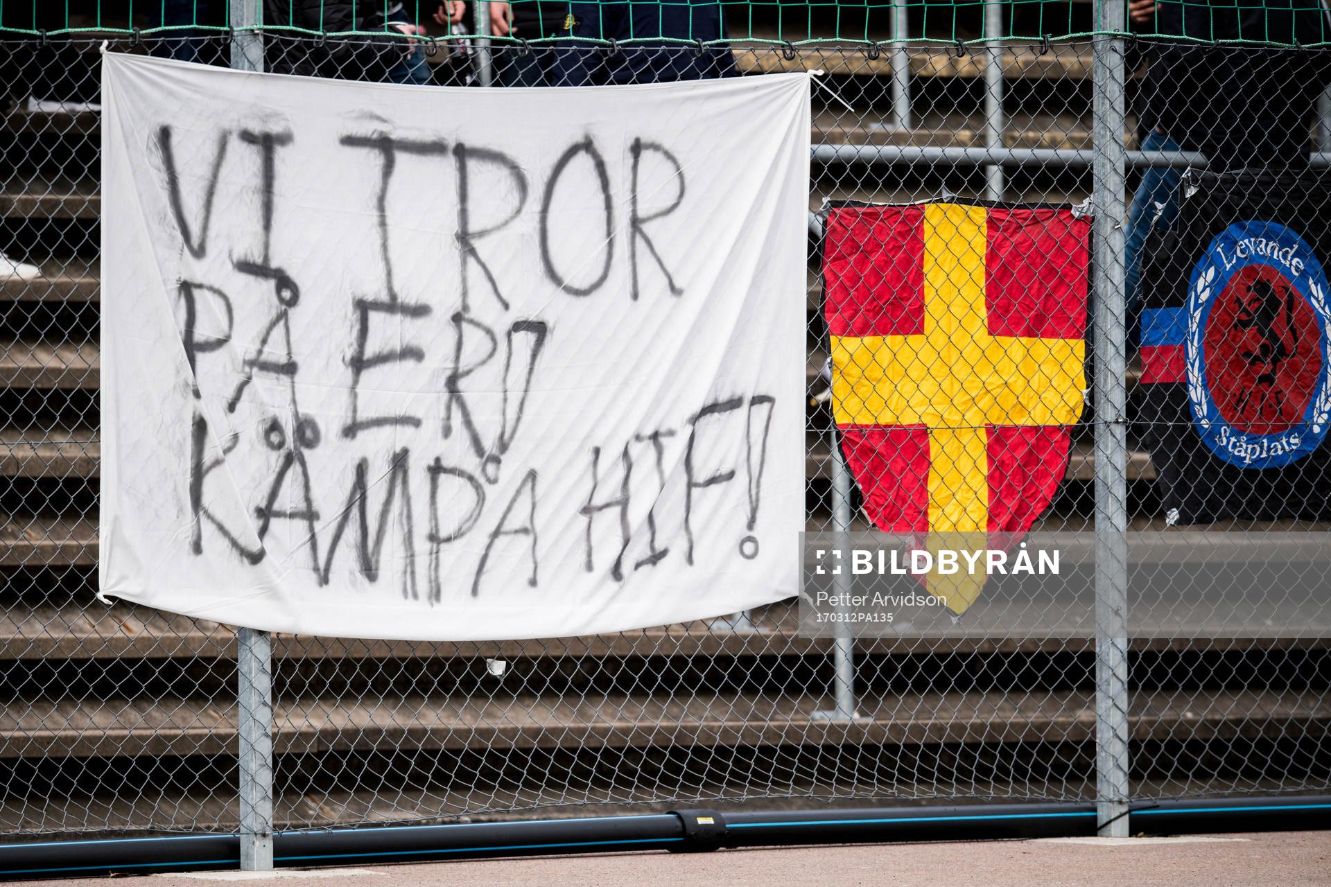 Helsingborgs supportrar har hängt upp en banderoll med