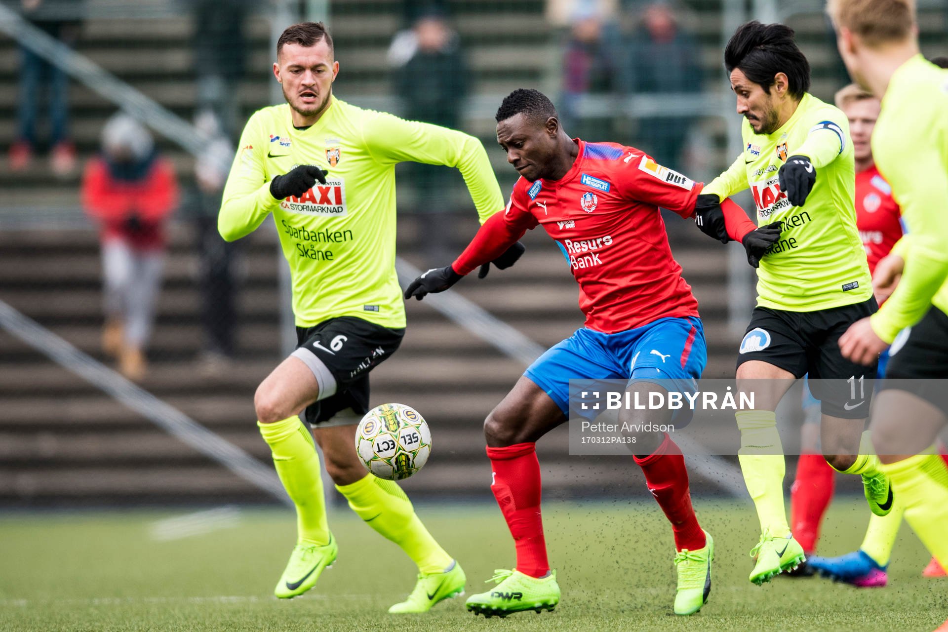 Helsingborgs Oke Akpoveta mot Kristianstads Albert Ejupi