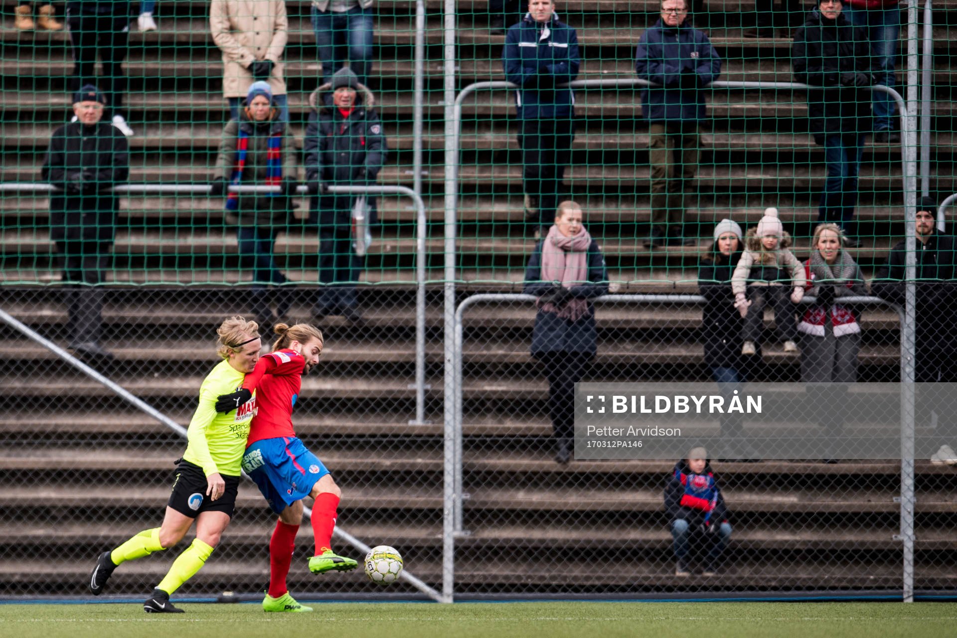 Helsingborgs Jonatan Olsson och Kristianstads Andre Kamp i