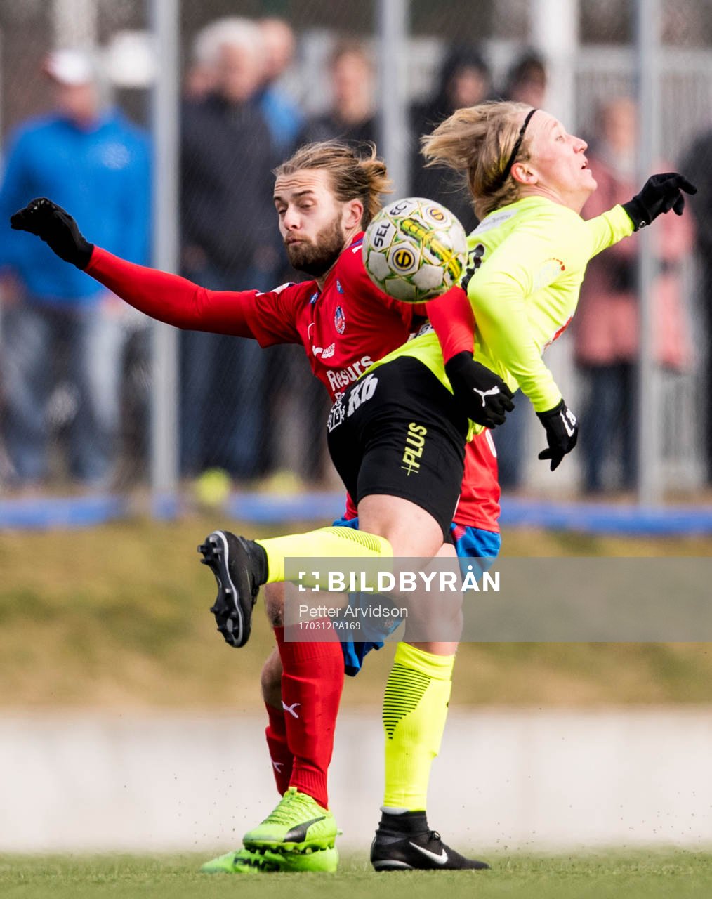 Helsingborgs Jonatan Olsson och Kristianstads Andre Kamp under en träningsmatch i fotboll mellan Helsingborg och Kristianstad den 12 mars 2017 i Helsingborg.