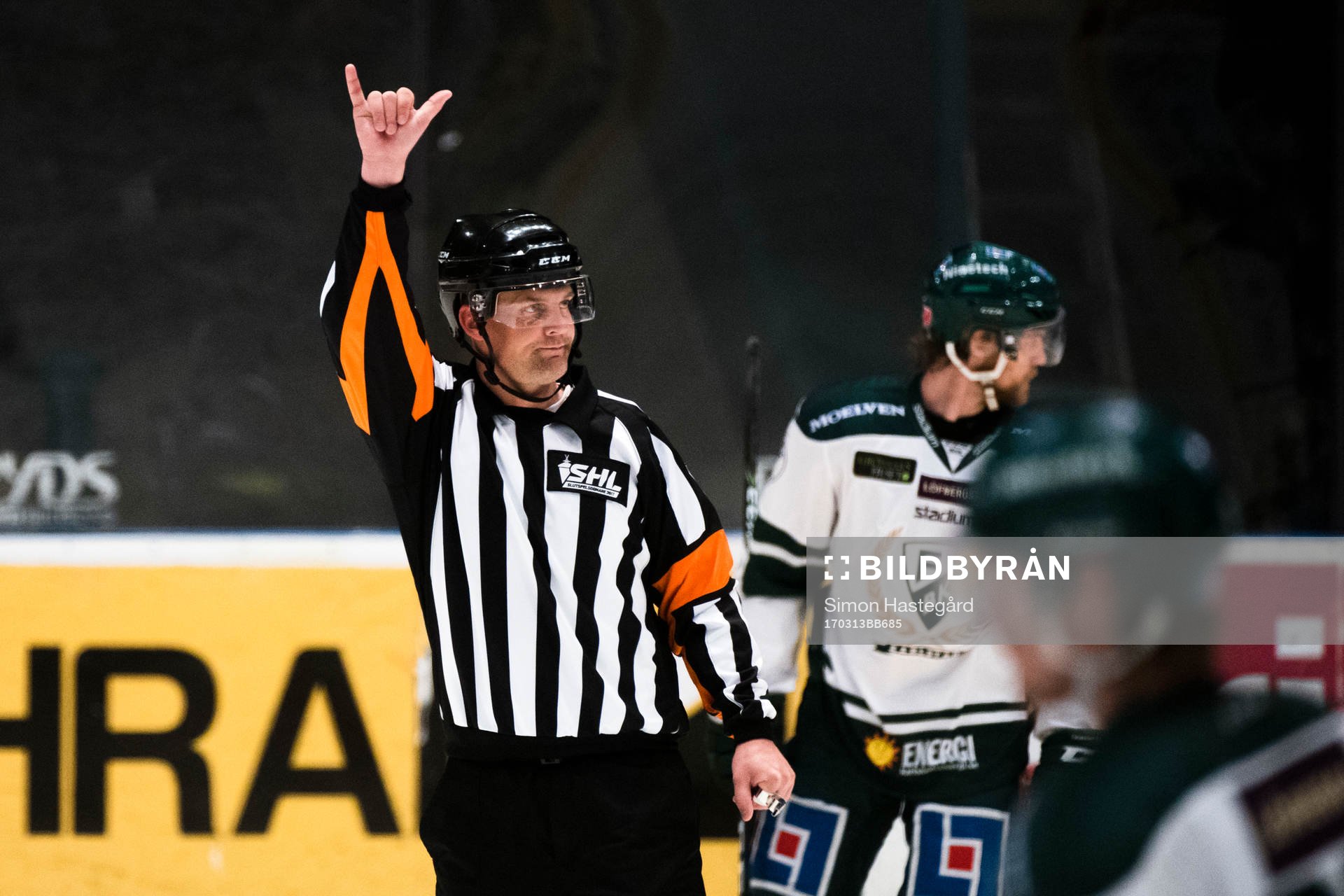 Domaren Mikael Nord signalerar videogranskning