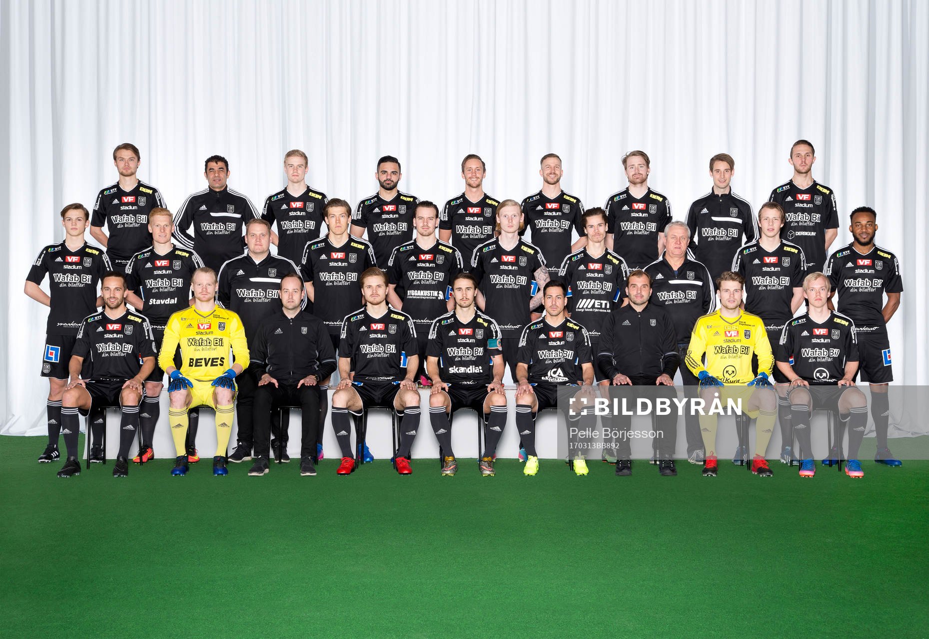Carlstad poserar för en lagbild den 13 mars 2017 i Karlstad. Bakre ledet fr. v. Gustaf Moberg, materialvård Loae al-Hag, Jesper Karlsson, Lawand Haidar, Sebastian Carlsson, Stefan Jadnert, Simon Molander, fysioterapeut Robert Nilsson, Albin Lekiqi. Mittenledet fr. v. Lukas Rhöse, Simon Klänge, målvaktstränare Patrik Josefsson, John Stenberg, Sebastian Bellander, Kenny Hildeby, Claes Nyman, lagledare Jan Jernberg, Ludvig Gran, Uchenna Ike, Sittande fr. v. Oscar Lander, Mathias Karlsson, tränare David Ekelund, Joel Rajalakso, André Jernberg, Bastian Rojas Diaz, assisterande tränare Tomas Rhöse, Marcus Elmersson, Kristoffer Thydell.