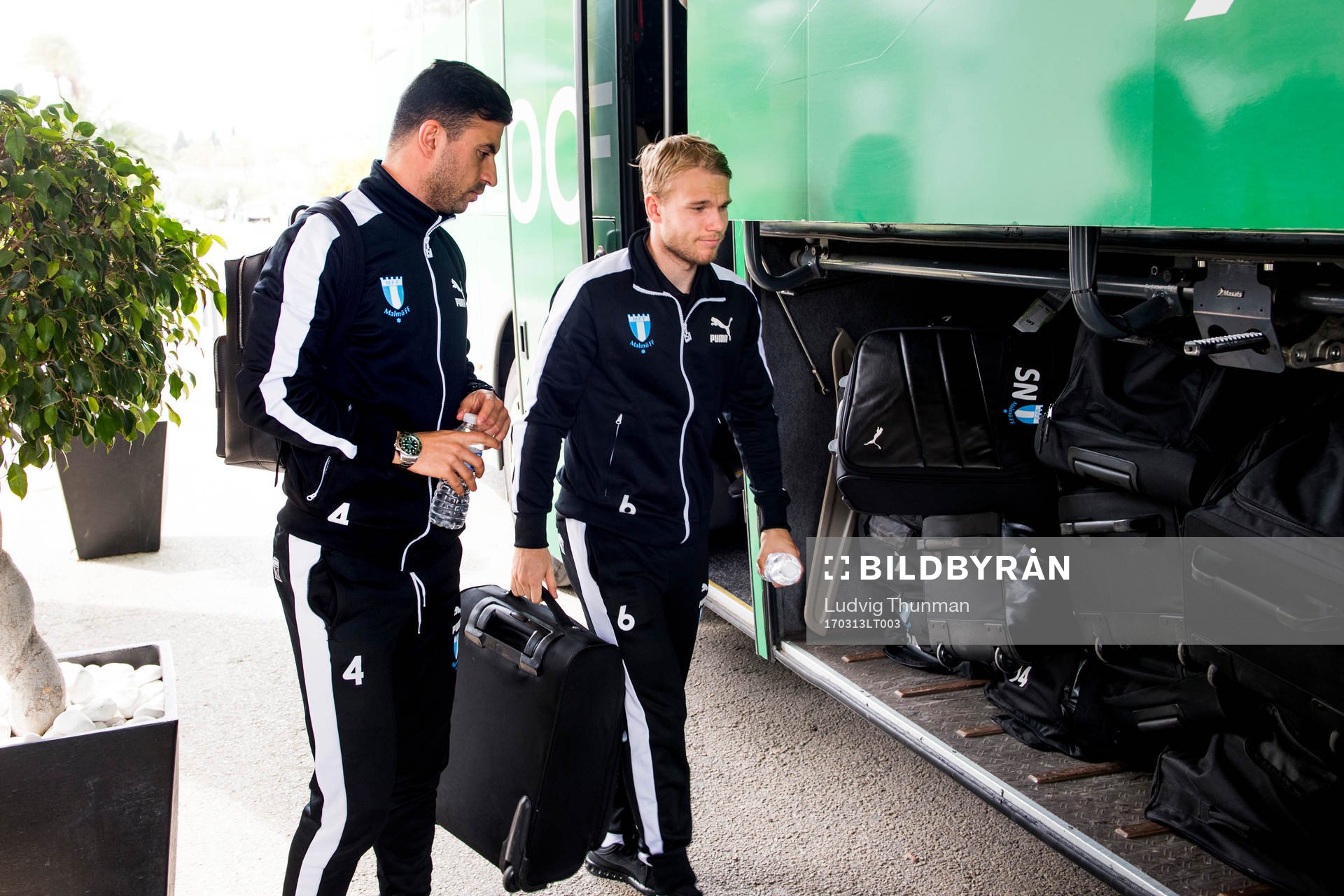 Behrang Safari och Oscar Lewicki ankommer till hotellet