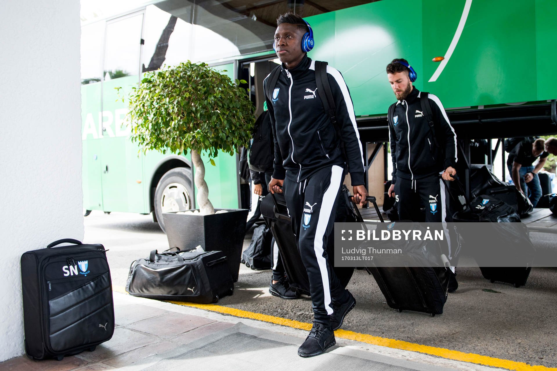 Pa Konate och Erdal Rakip ankommer till hotellet för