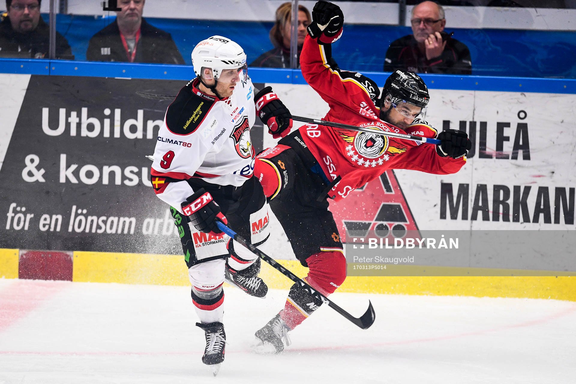 Malmö Redhawks Frederik Storm tacklar Luleås Craig Schira