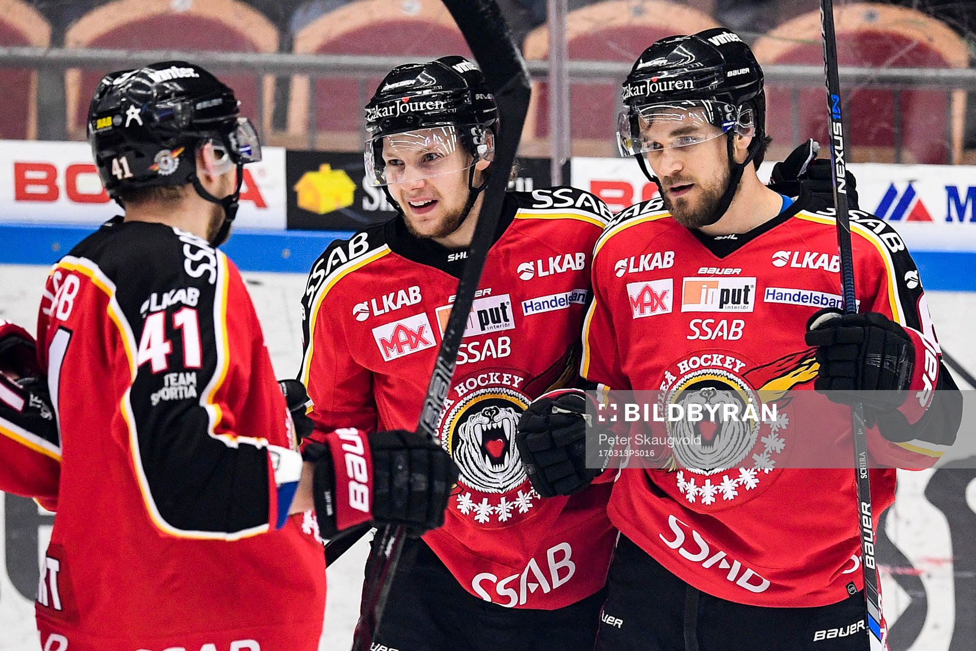 Luleås Craig Schira (th) jublar