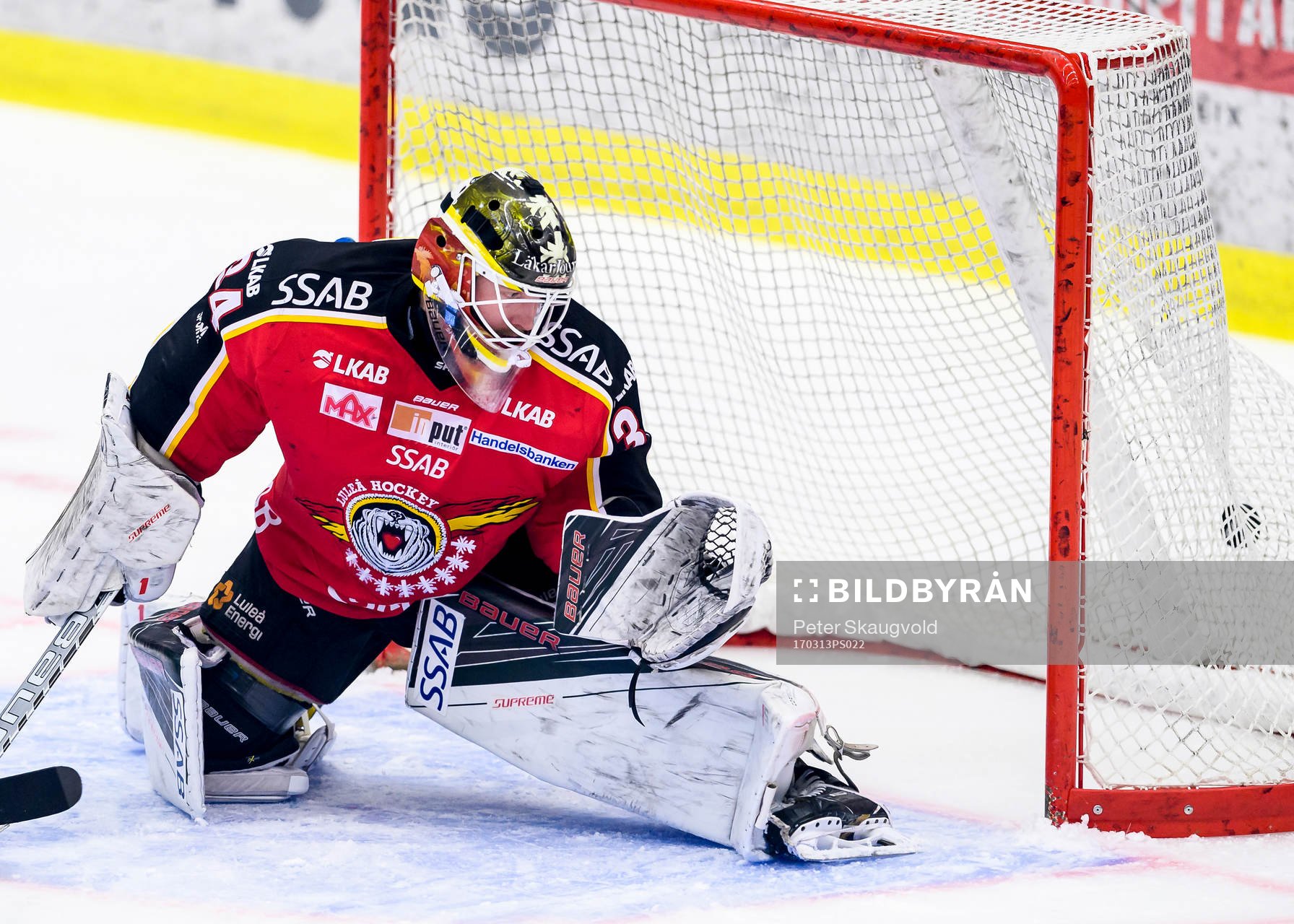 Luleås målvakt Joel Lassinatti ser Malmö Redhawks