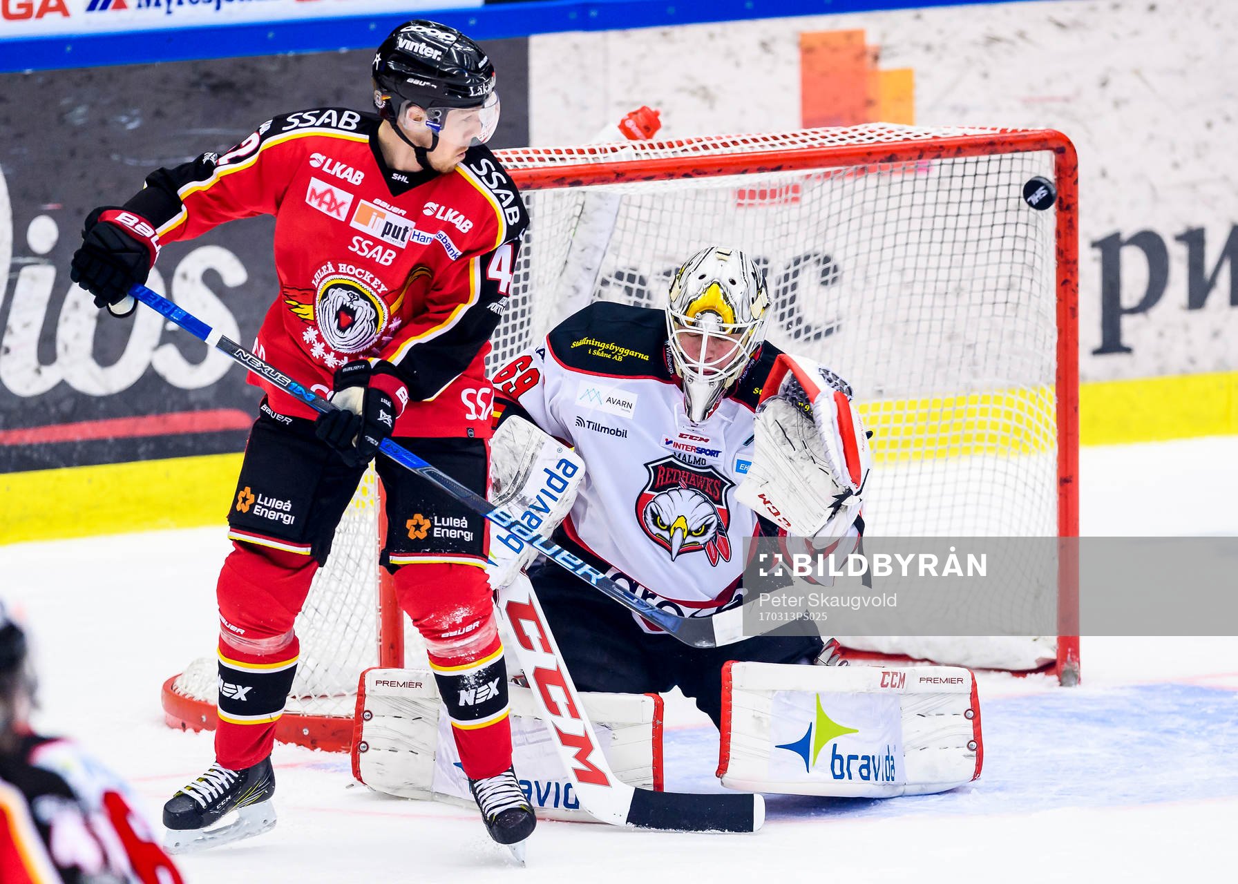 Luleås Joakim Hillding står framför Malmö Redhawks