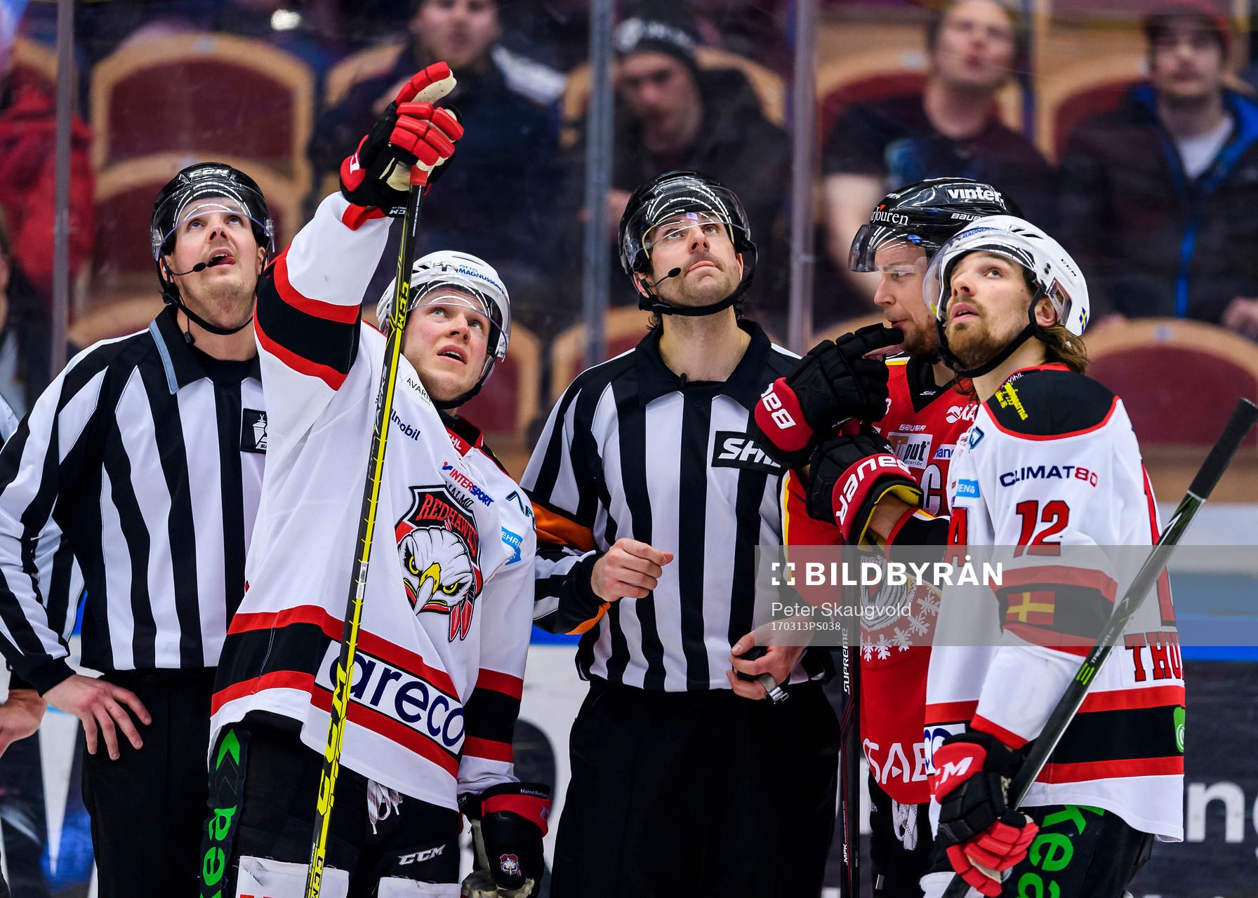 Malmö Redhawks Erik Forssell tittar på reprisen av