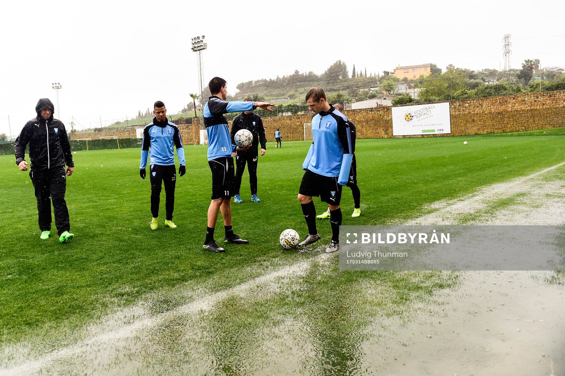 Tobias Sana, Alexander Jeremejeff och Erik Andersson bredvid en stor vattenpöl efter en träning på ett träningsläger med Malmö FF den 14 mars 2017 i Marbella.