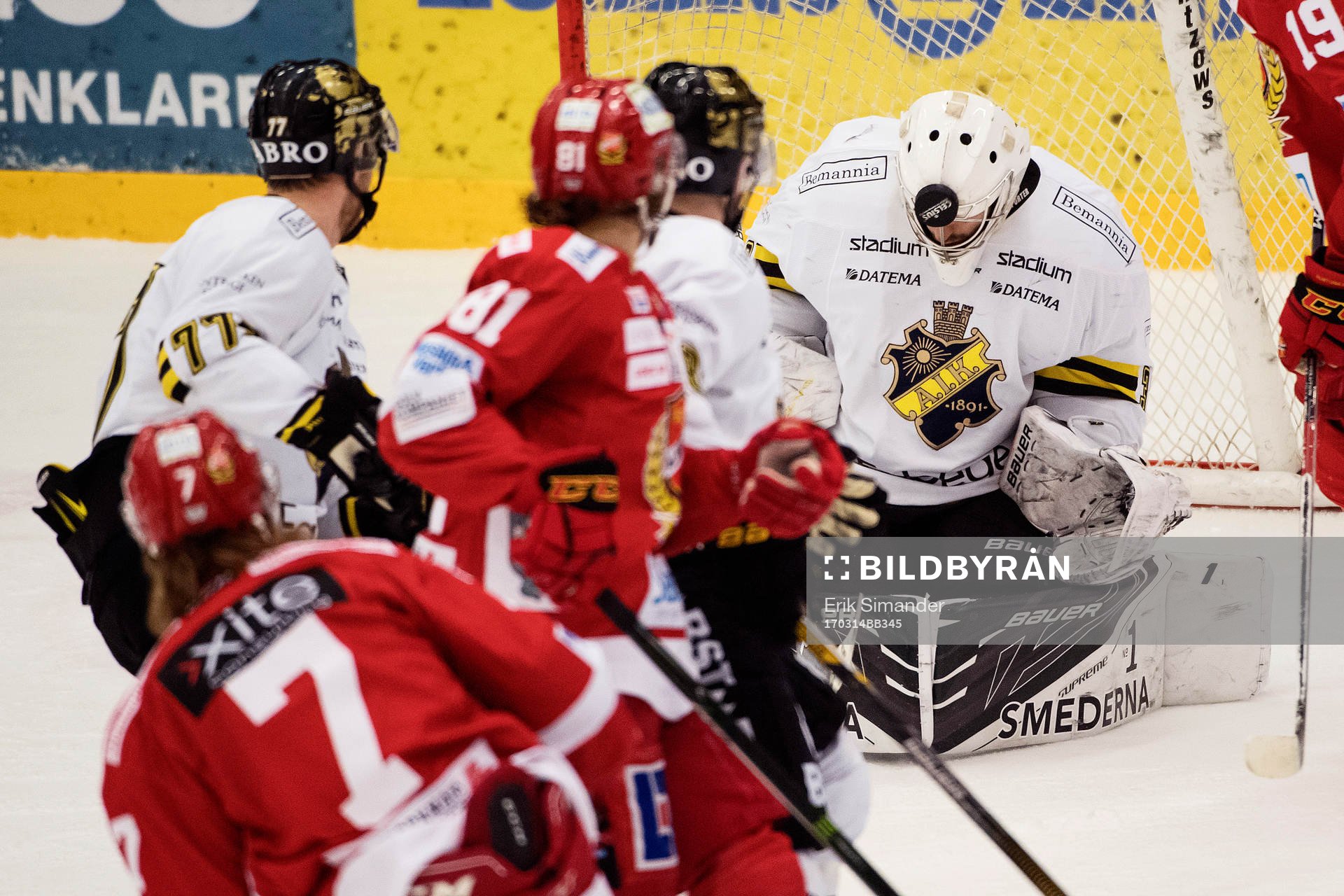 s målvakt Gasper Kroselj räddar ett skott med hjälmen
