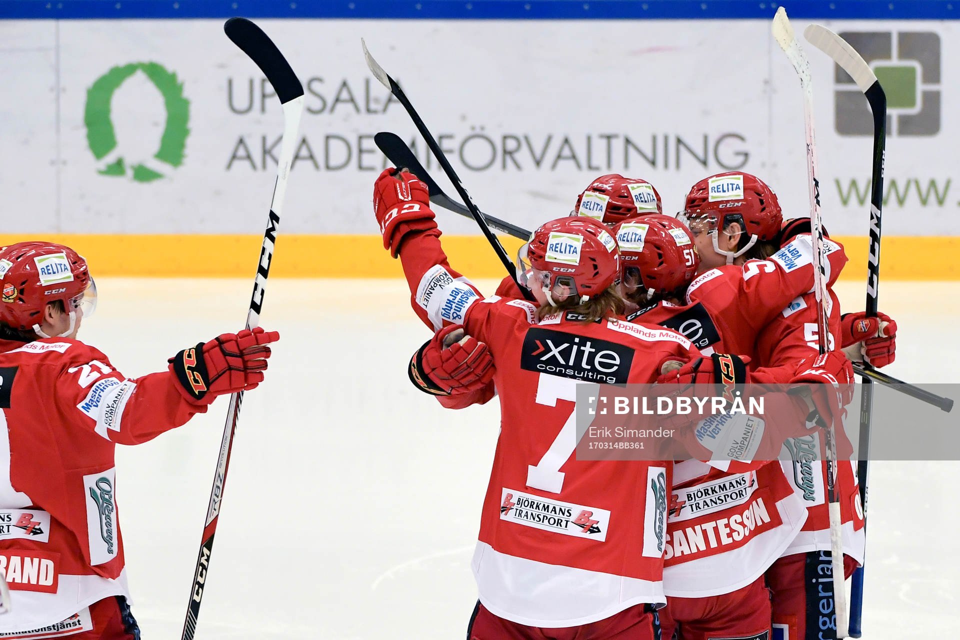 Almtunas Erik Santesson jublar med lagkamrater