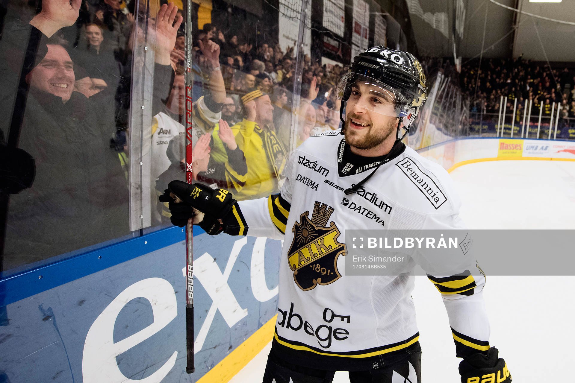 s Jonathan Andersson tackar publiken