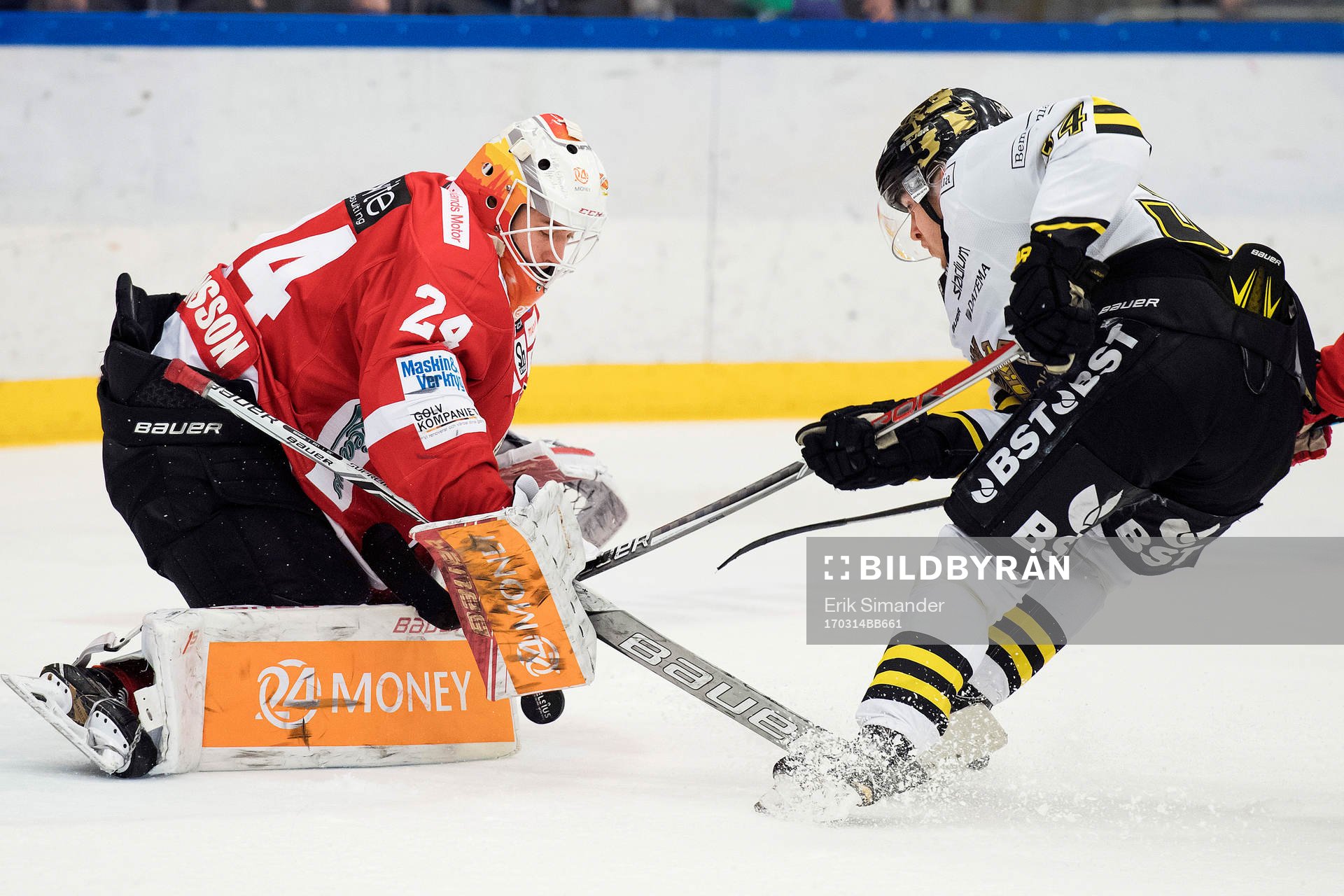 s Michael Lindqvist försöker trycka in pucken framför