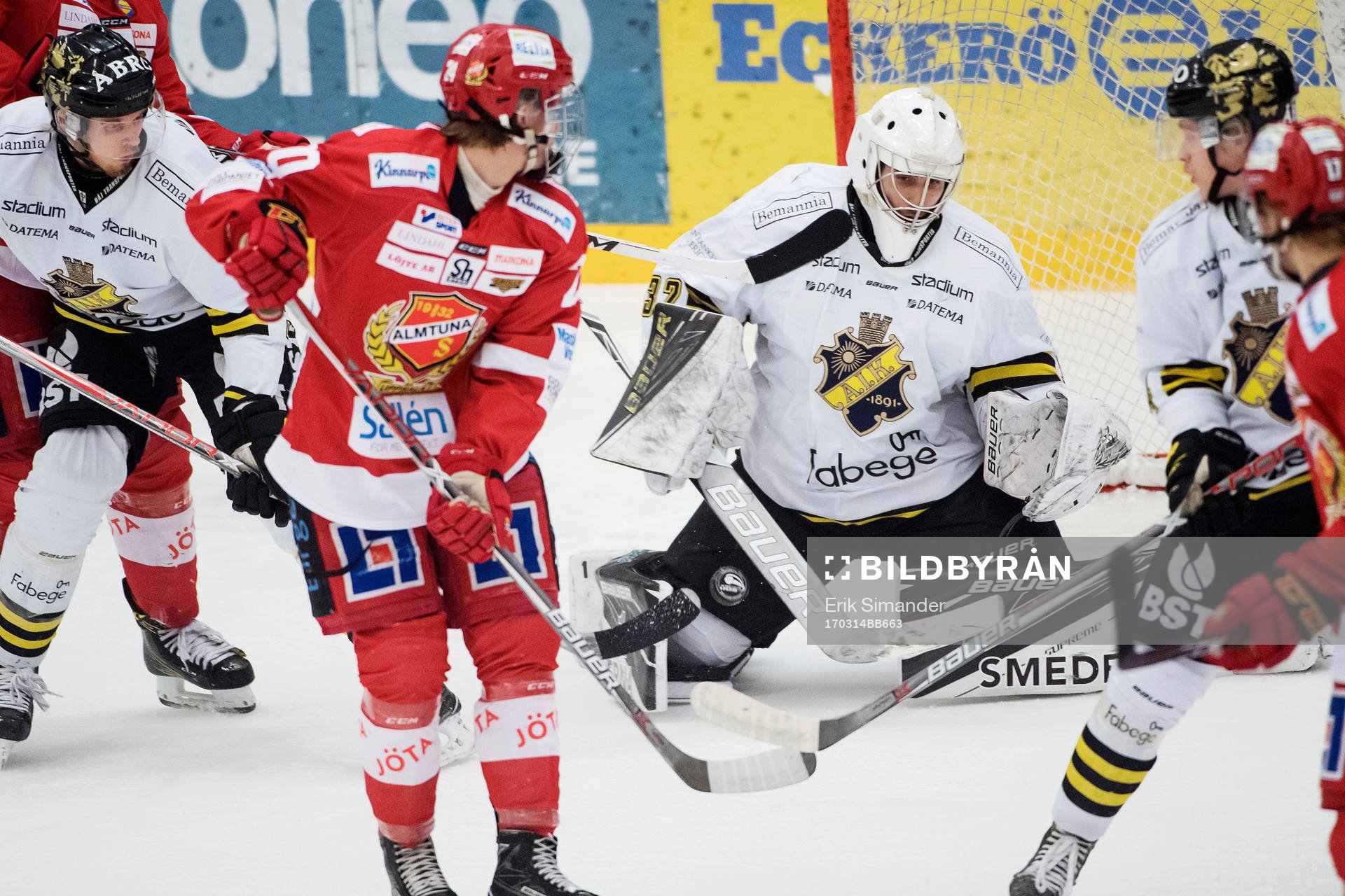 s målvakt Gasper Kroselj med ögonen på pucken