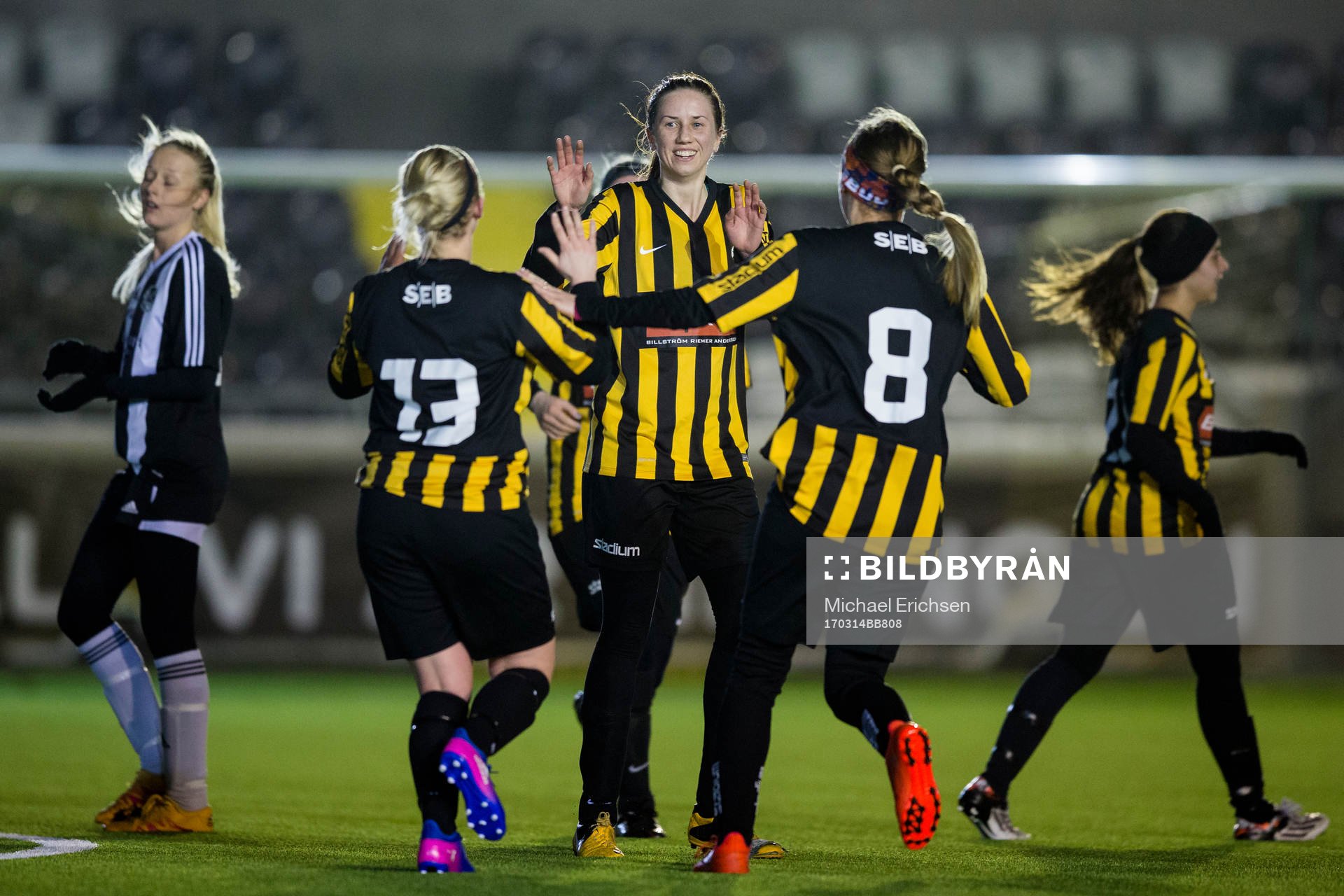 Häckens Hanna Sandgren jublar ihop med Josefin Larsson och