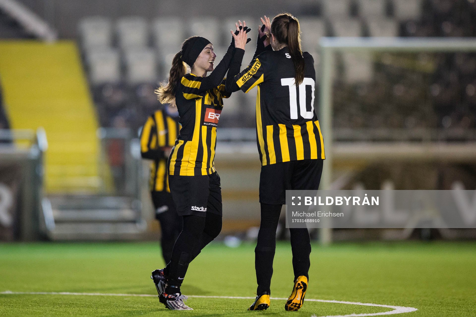 Häckens Hanna Sandgren jublar ihop med Aicha Boujrad