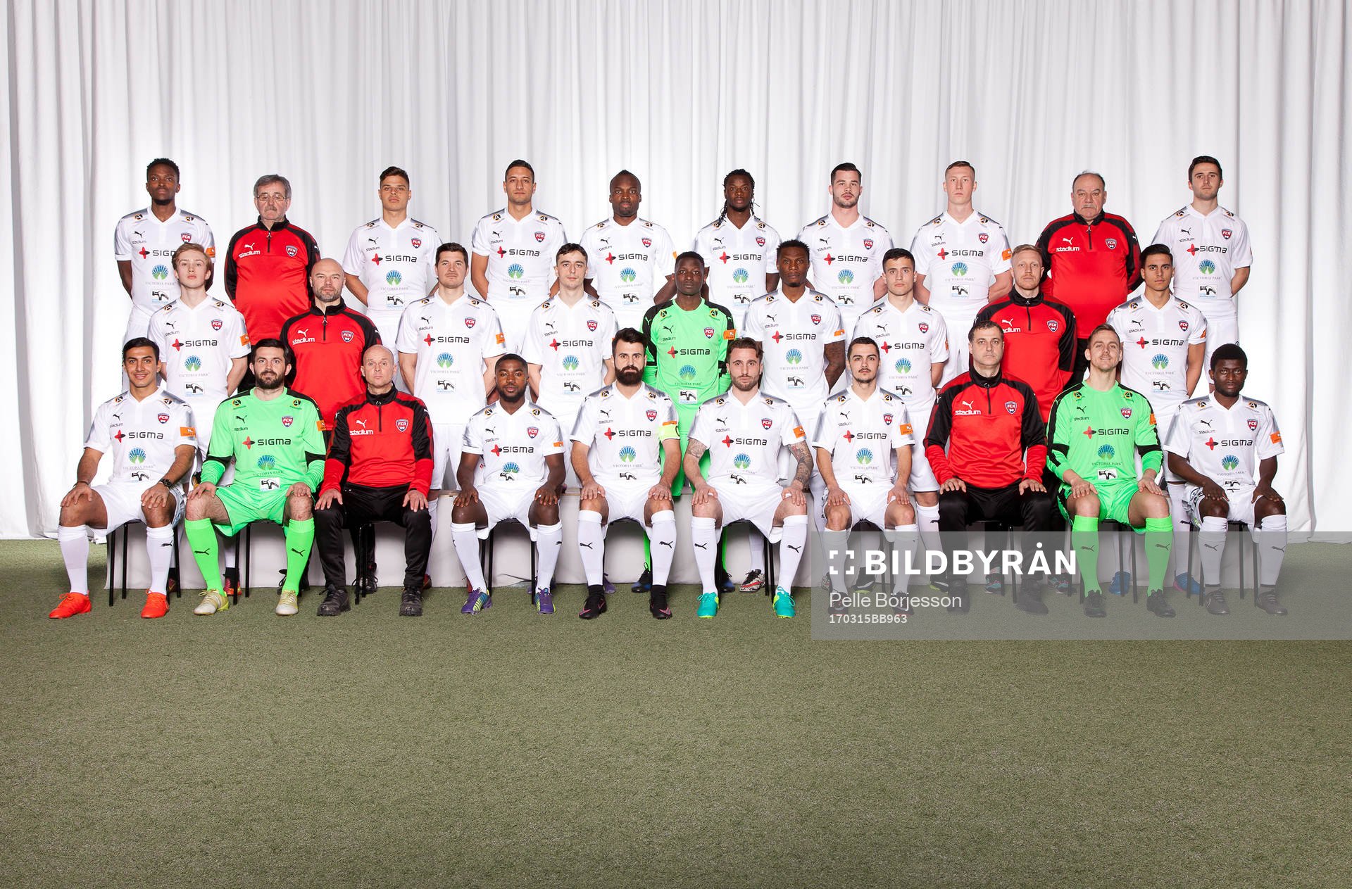 Rosengård poserar för en lagbild den 15 mars 2017 i Malmö. Bakre ledet fr. v. Chris Ajakpoloho, materialare Bari Zujferovski, Dino Mesic, Mohamed Ramadan, Ojiego Chimezie, Dawda Ngum, Nichlas Schön, Marcus Hortén, materialare Sdazit Mustafovski, Philip Cascalheira. Mittenledet fr. v. Linus Fridolf, fystränare Sebastian Krzeminski, Filip Widman, Jetmir Haliti, Ronald Lubwama, Edward Ofere, Astrit Seljmani, målvaktstränare Daniel Pode, Isak Redzic. Sittande fr. v. Ali Jasim, Blerim Gudjufi, tränare Anders Grimberg, Kofi Yeboah Addae, Adnan Gerzic, Valentino Lai, Granit Sherifi, assisterande tränare Almir Buhic, Tonny Tindberg, Albert Owusu-Ansah.