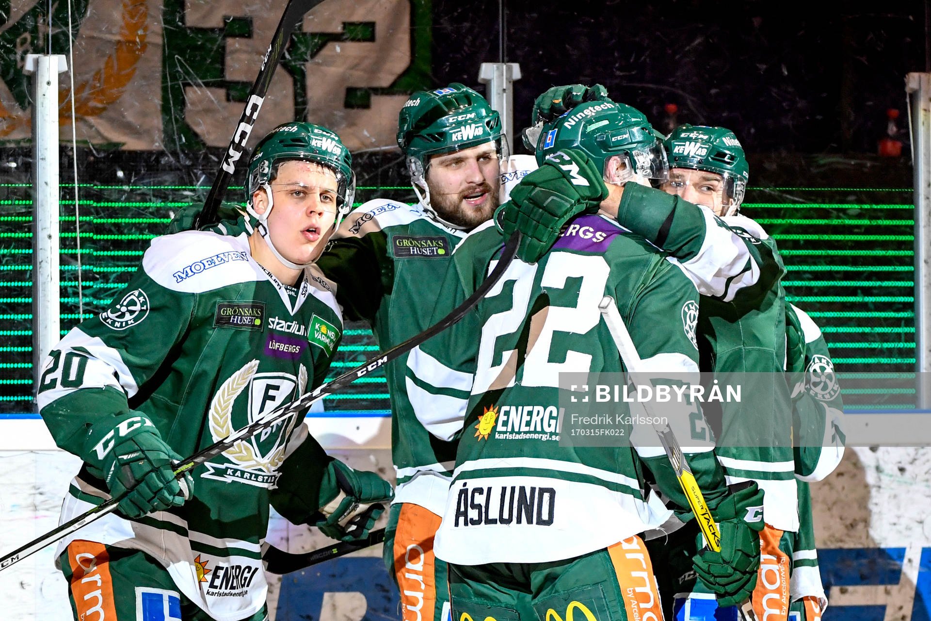 Färjestads Joel Eriksson Ek jublar med lagkamrater