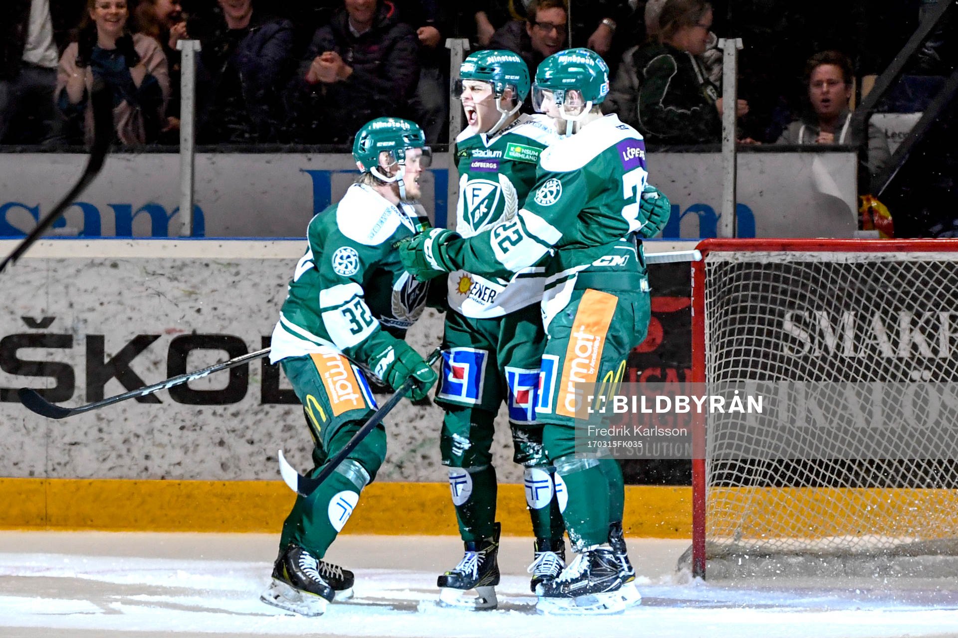 Färjestads Per Åslund jublar med Magnus Nygren och Joel