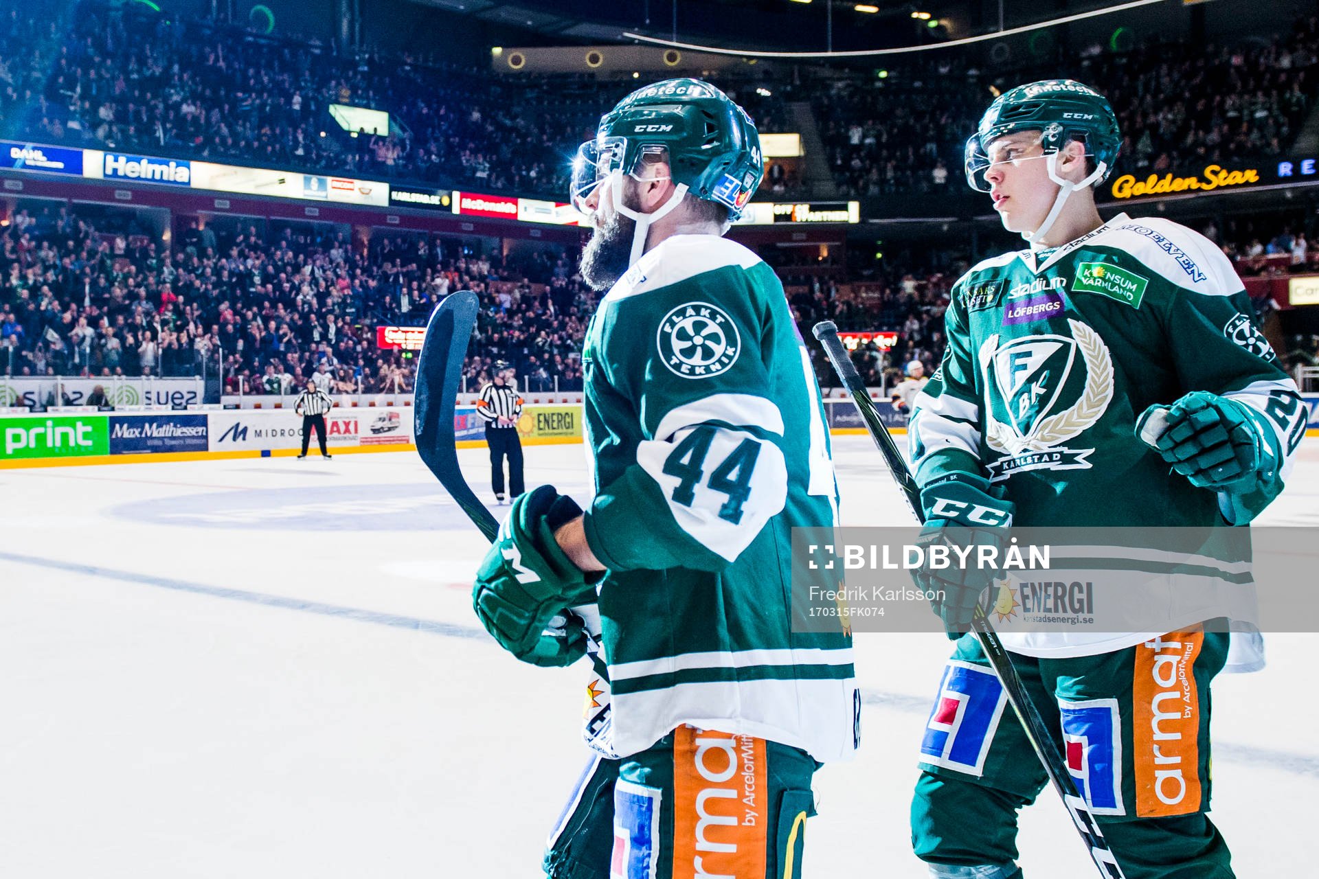 Färjestads Milan Gulas och Joel Eriksson Ek jublar