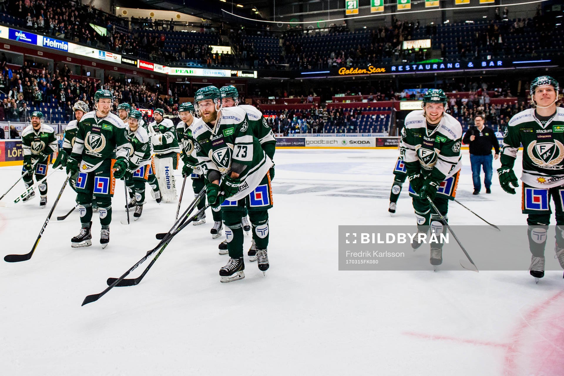 Färjestads spelare jublar och tackar publiken